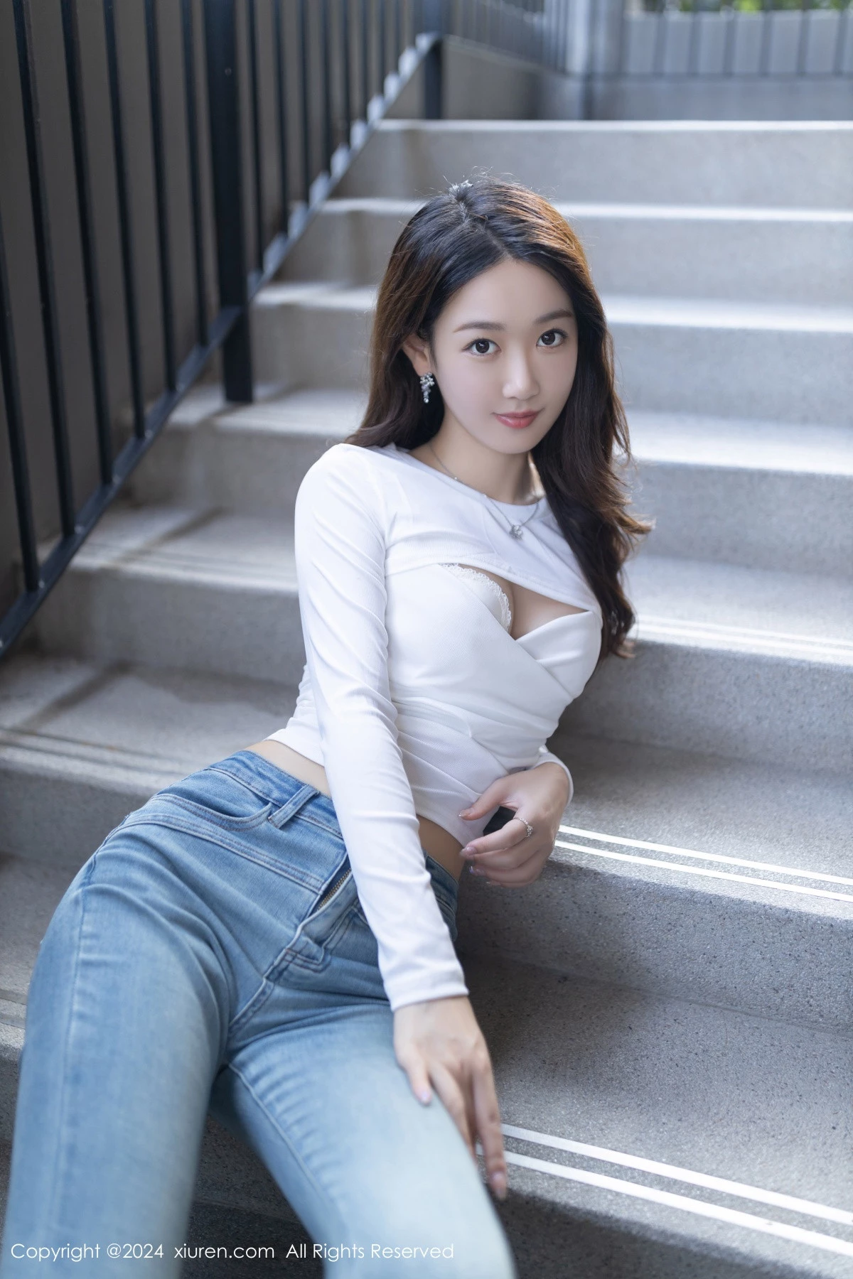 Xgyw.Org_XiuRen第8250期_模特唐安琪性感白色上衣配牛仔裤半脱秀曼妙身姿迷人诱惑写真80P