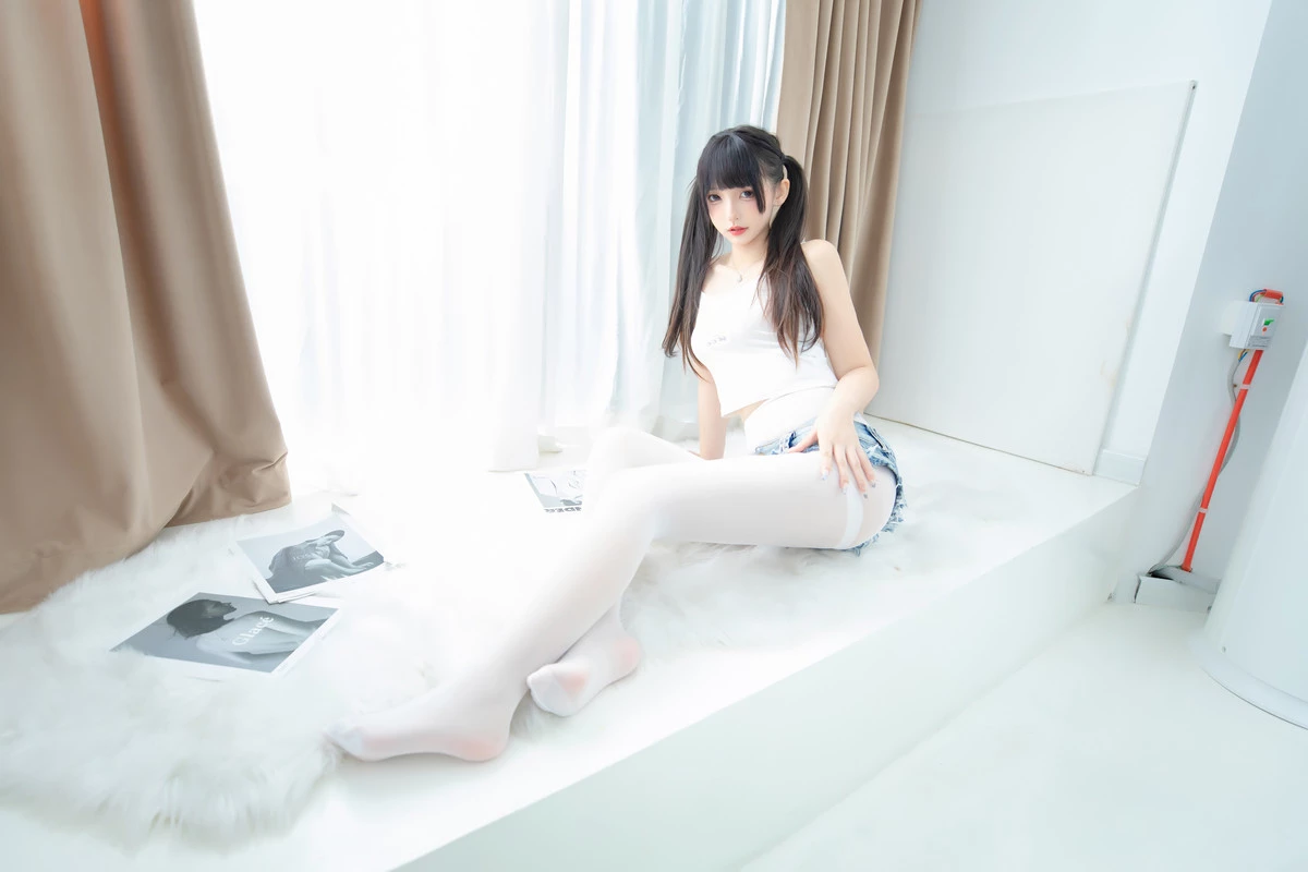 Xgyw.Org_萝莉美女神楽板真冬牛仔兔兔主题性感吊带白T配超短牛仔裤露白丝裤袜秀美腿诱惑写真75P