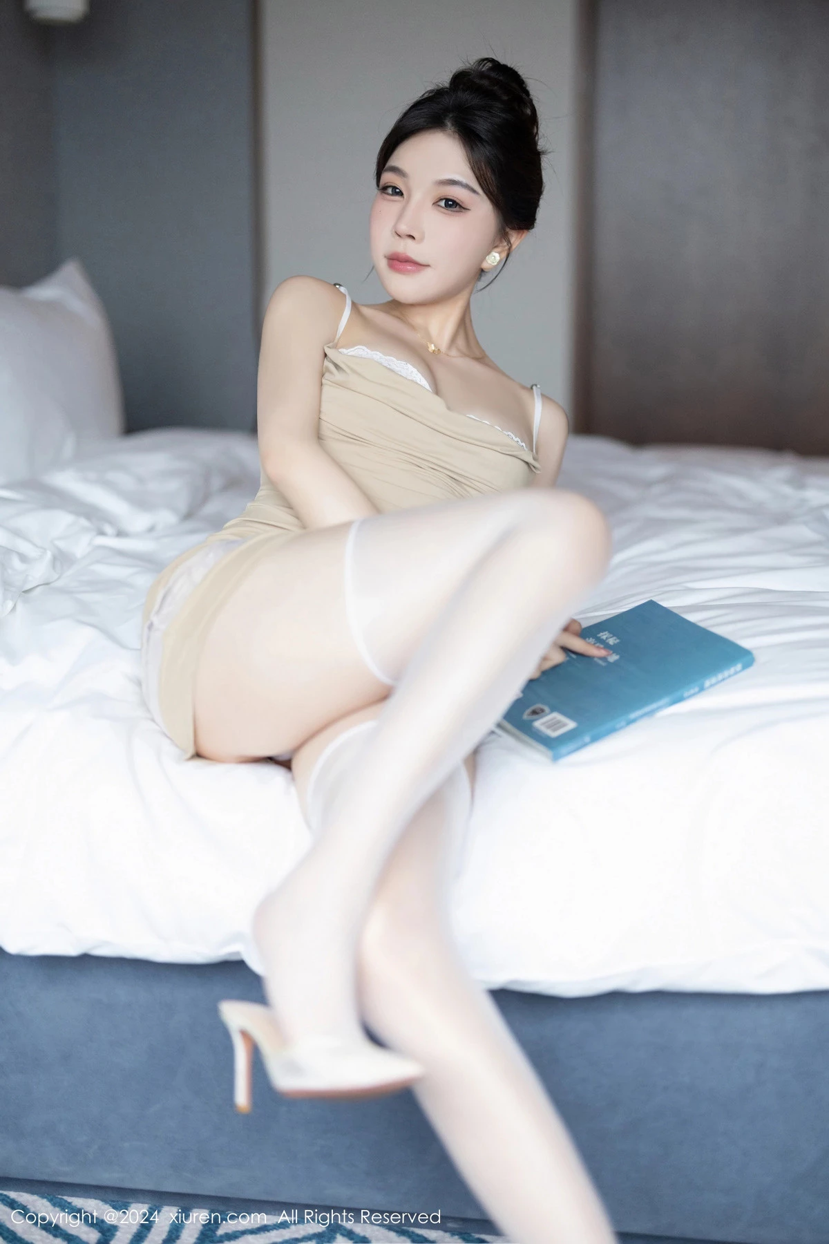 Xgyw.Org_XiuRen第8491期_女神徐莉芝Booty性感杏色连衣短裙配白丝袜秀曼妙身姿迷人写真85P