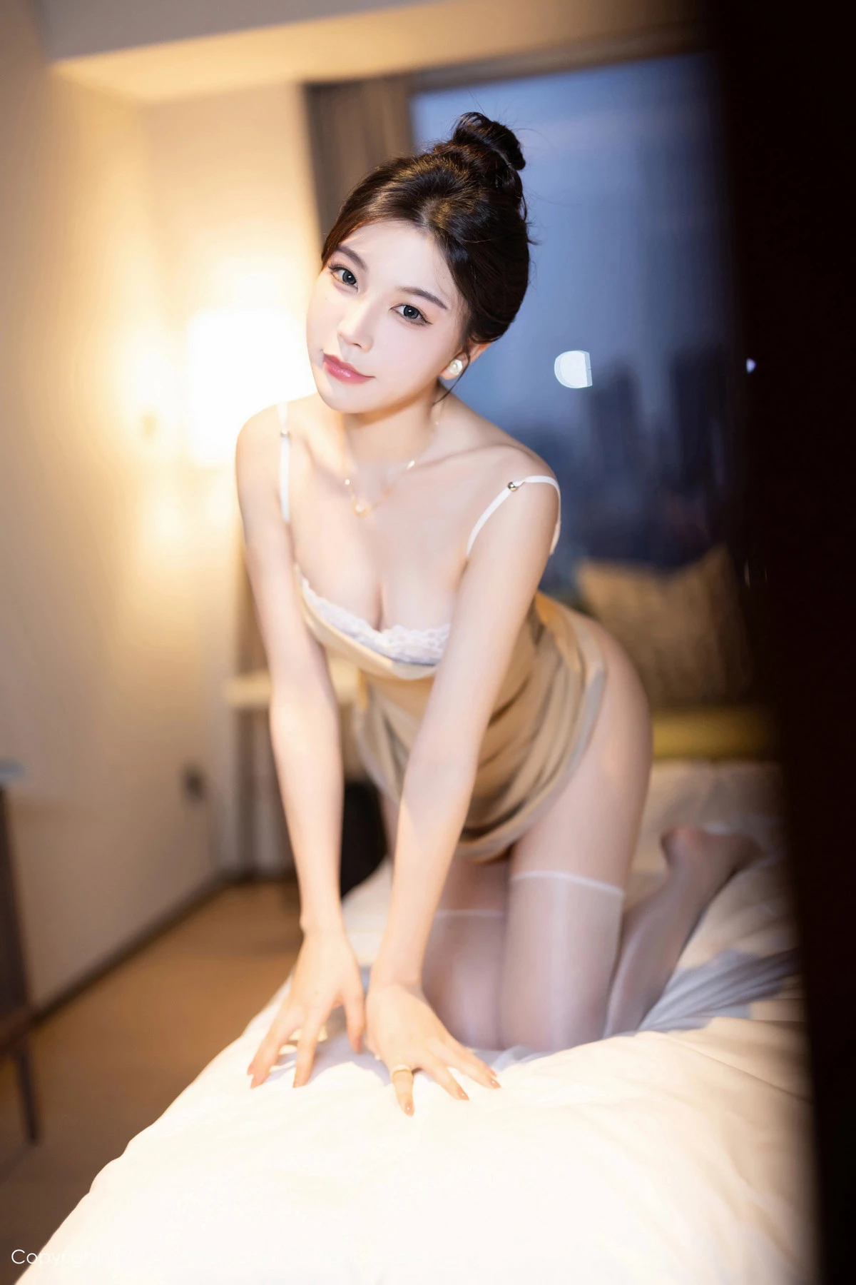 Xgyw.Org_XiuRen第8491期_女神徐莉芝Booty性感杏色连衣短裙配白丝袜秀曼妙身姿迷人写真85P