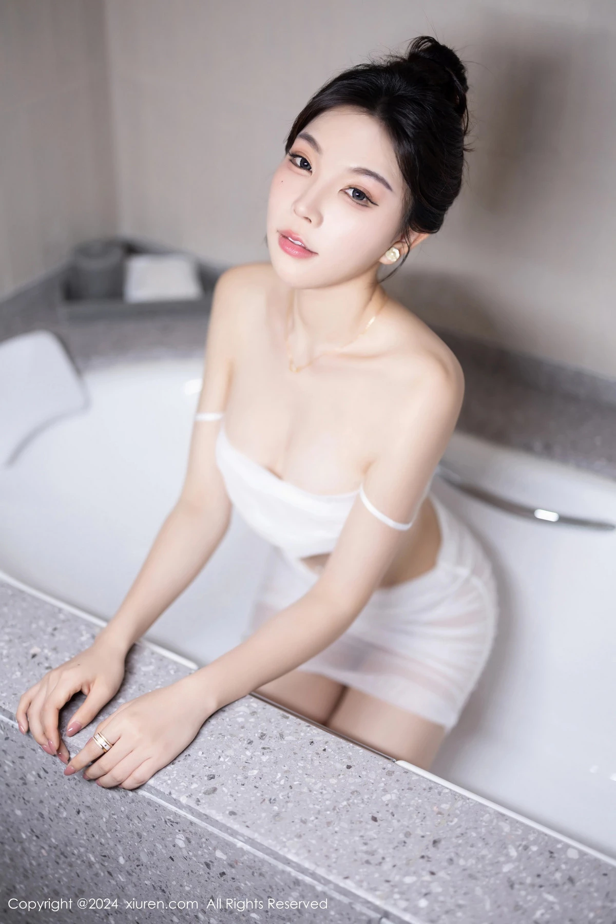 Xgyw.Org_XiuRen第8491期_女神徐莉芝Booty性感杏色连衣短裙配白丝袜秀曼妙身姿迷人写真85P