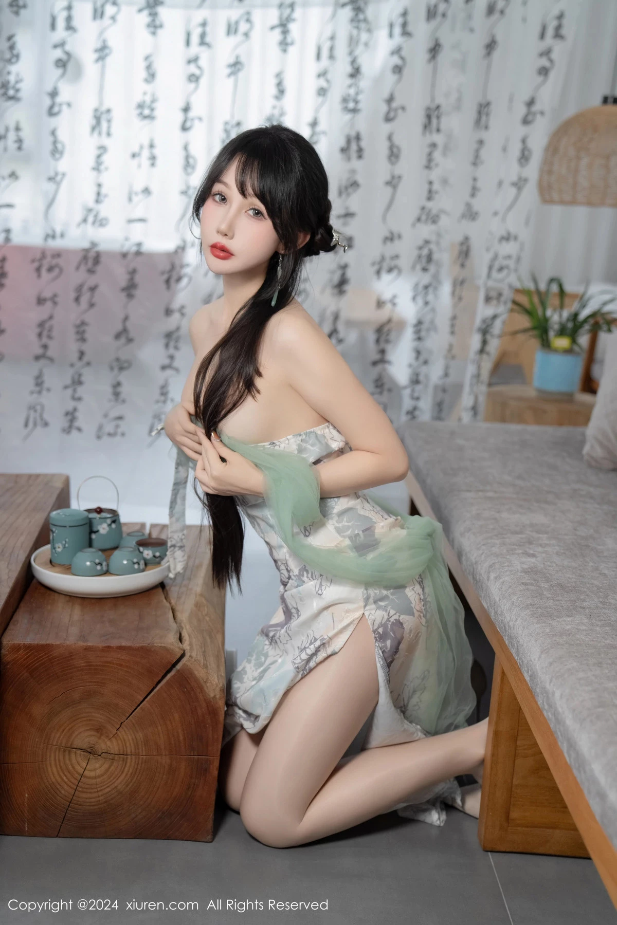 Xgyw.Org_XiuRen第8448期_模特波巧酱性感黑色薄纱肚兜+图案旗袍配闪亮肉丝完美诱惑写真96P