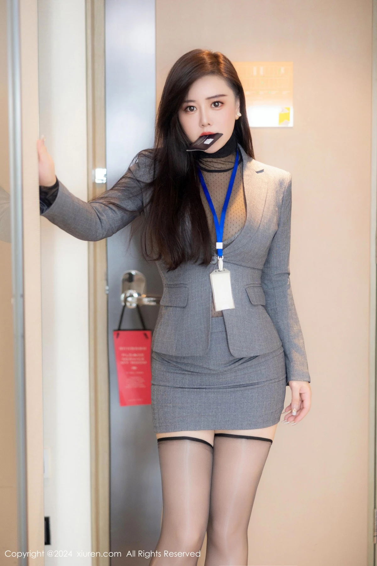 Xgyw.Org_XiuRen第8712期_模特王婉悠Queen性感灰色西服露情趣内衣秀惹火身材诱惑写真82P