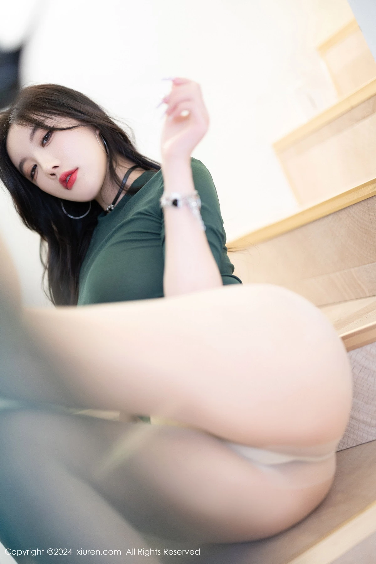Xgyw.Org_XiuRen第8707期_女神杨晨晨墨绿色上衣配黑皮长裤露性感内衣配超薄肉丝诱惑写真90P