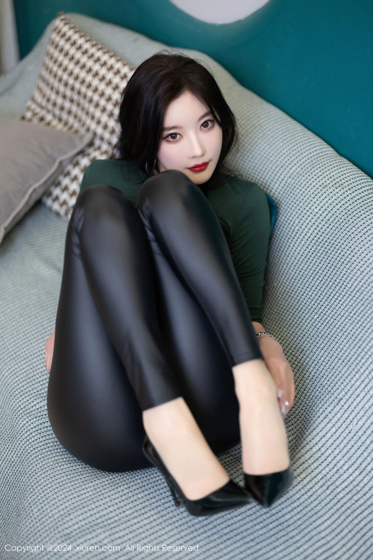Xgyw.Org_XiuRen第8707期_女神杨晨晨墨绿色上衣配黑皮长裤露性感内衣配超薄肉丝诱惑写真90P
