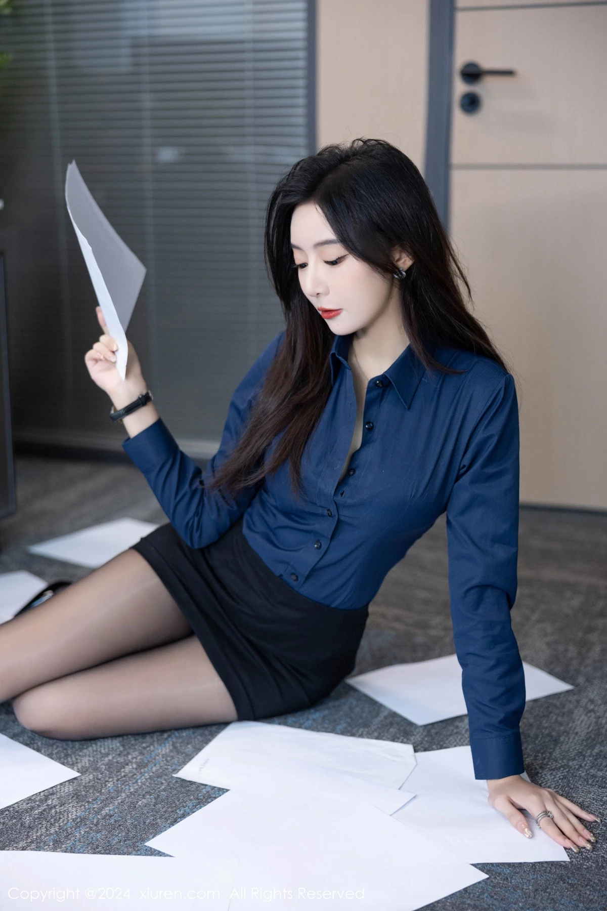 Xgyw.Org_XiuRen第8760期_女神王馨瑶yanni性感Ol深色服饰配开档黑丝秀完美身材诱惑写真88P