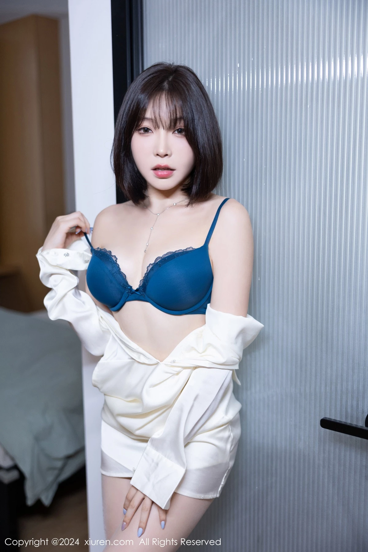 Xgyw.Org_XiuRen第8963期_女神徐莉芝Booty性感白色服饰露蓝色内衣配白丝袜迷人诱惑写真87P