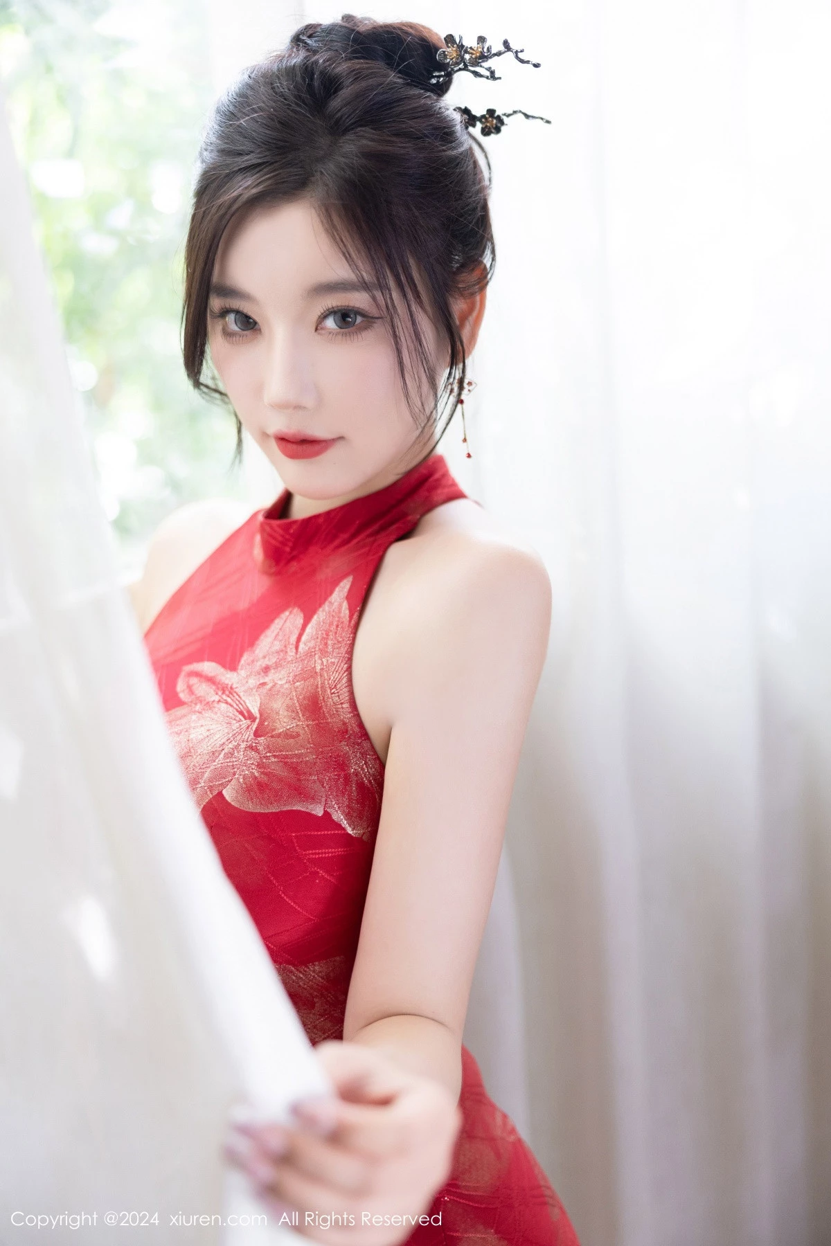 Xgyw.Org_XiuRen第8996期_女神杨晨晨Yome性感红色长旗袍配黑丝吊袜秀丰腴身材诱惑写真81P