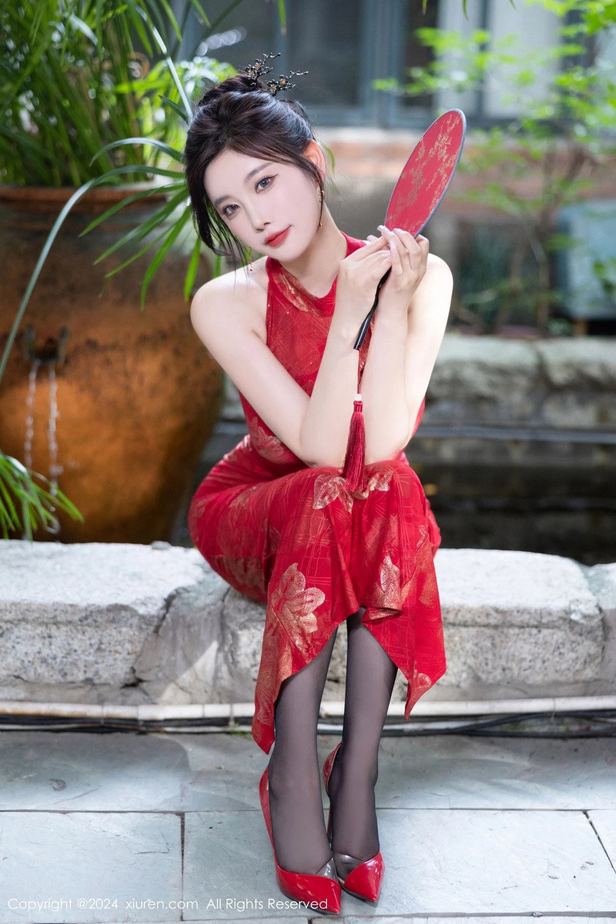 Xgyw.Org_XiuRen第8996期_女神杨晨晨Yome性感红色长旗袍配黑丝吊袜秀丰腴身材诱惑写真81P