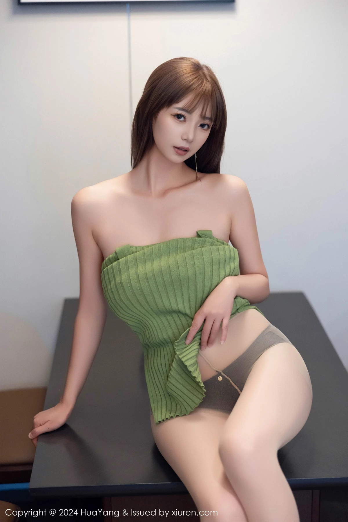 Xgyw.Org_[HuaYang花漾]Vol.600_女神宋-kiki性感绿色连衣短裙配超薄灰丝秀丰腴身材完美诱惑写真74P