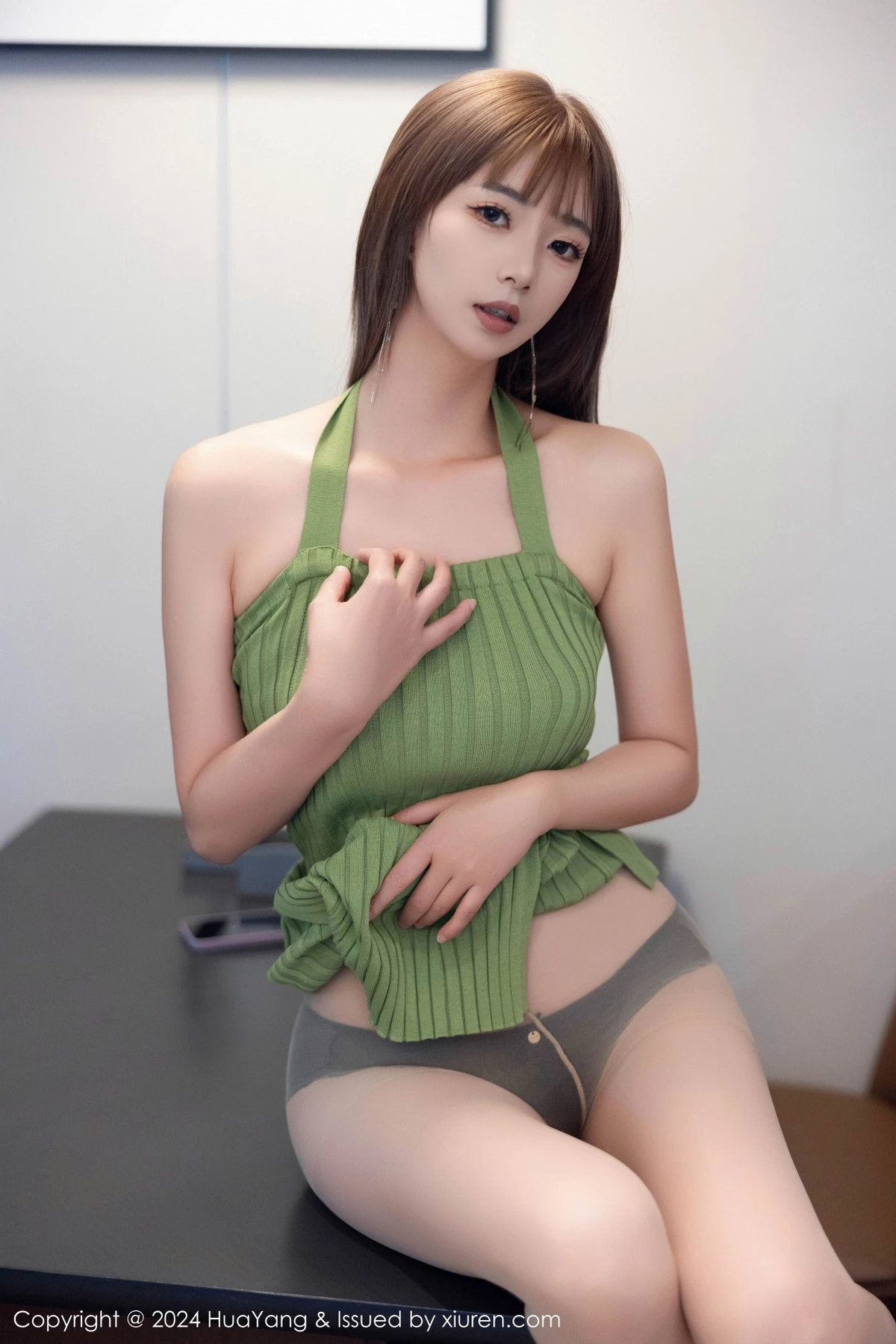 Xgyw.Org_[HuaYang花漾]Vol.600_女神宋-kiki性感绿色连衣短裙配超薄灰丝秀丰腴身材完美诱惑写真74P