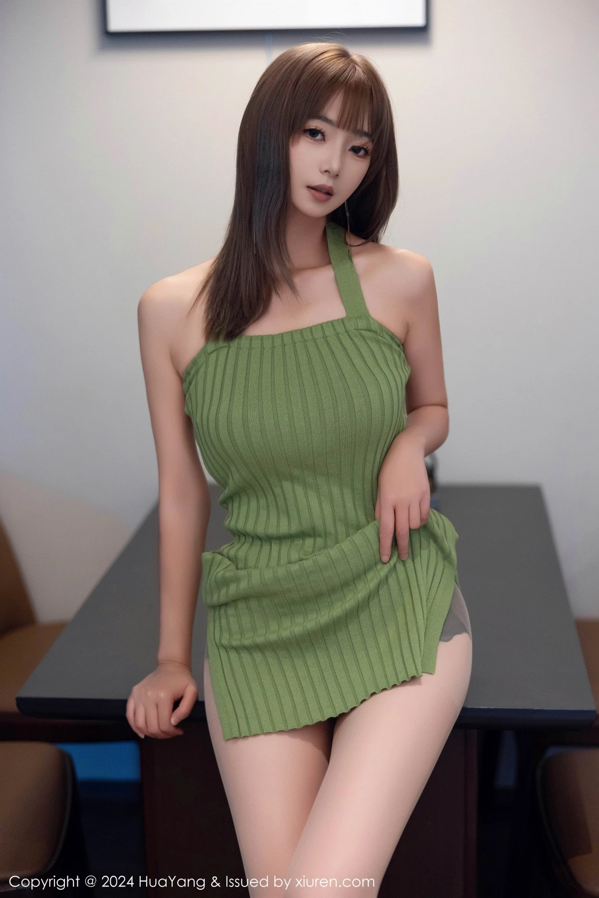 Xgyw.Org_[HuaYang花漾]Vol.600_女神宋-kiki性感绿色连衣短裙配超薄灰丝秀丰腴身材完美诱惑写真74P