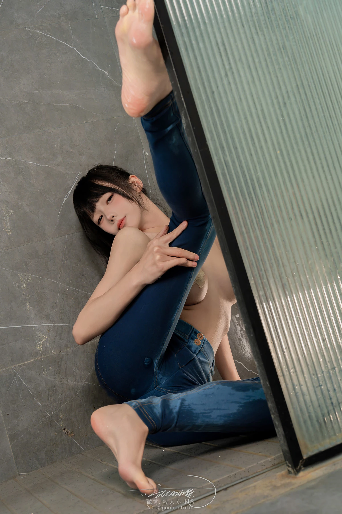 Xgyw.Org_颜值博主咬一口兔娘自助洗衣房主题性感白色抹胸服饰配牛仔长裤秀曼妙身姿诱惑写真73P