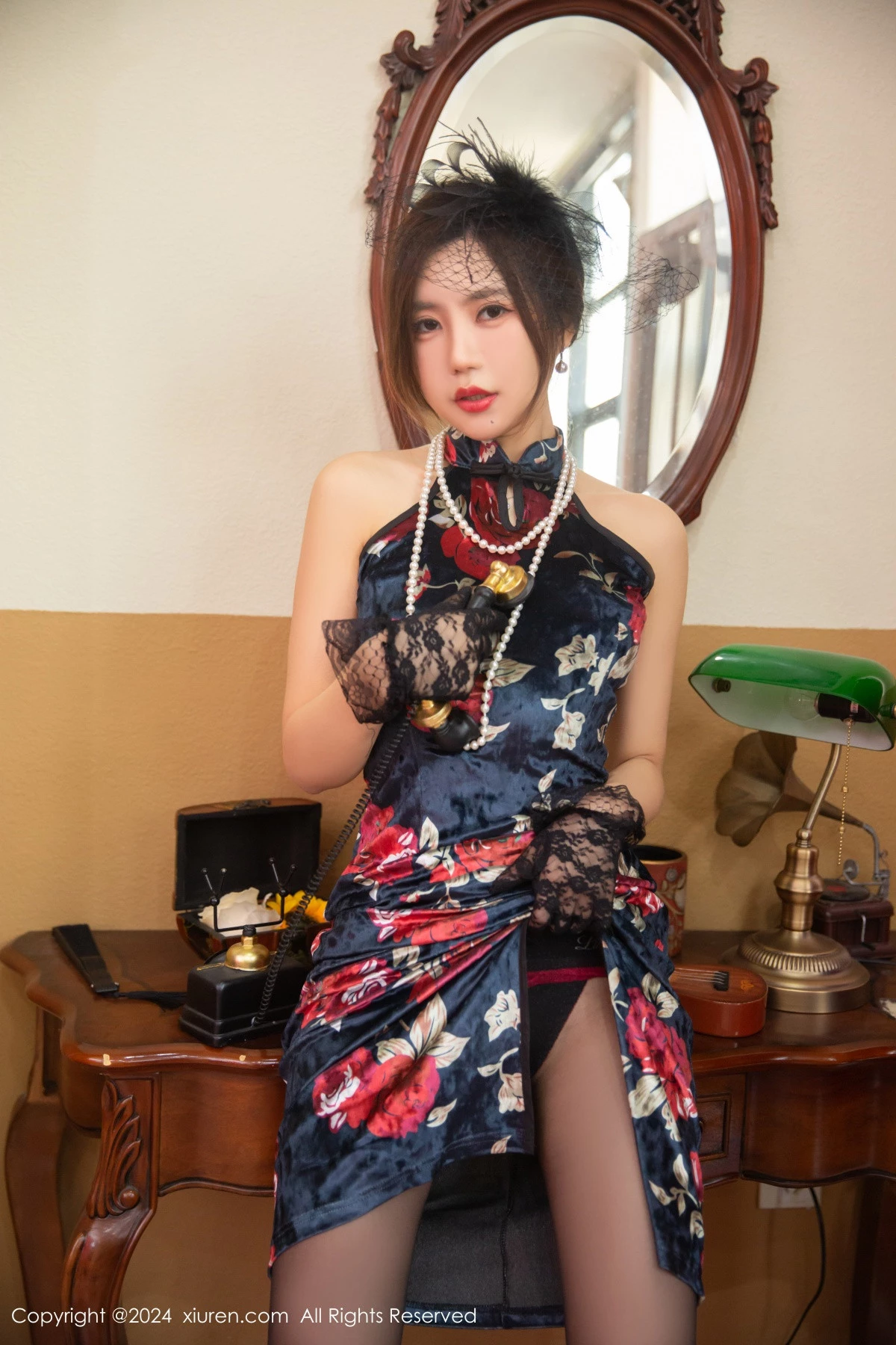 Xgyw.Org_XiuRen第9116期_女神绮里嘉ula性感复古旗袍露黑红色内衣配超薄黑丝极致魅惑写真66P