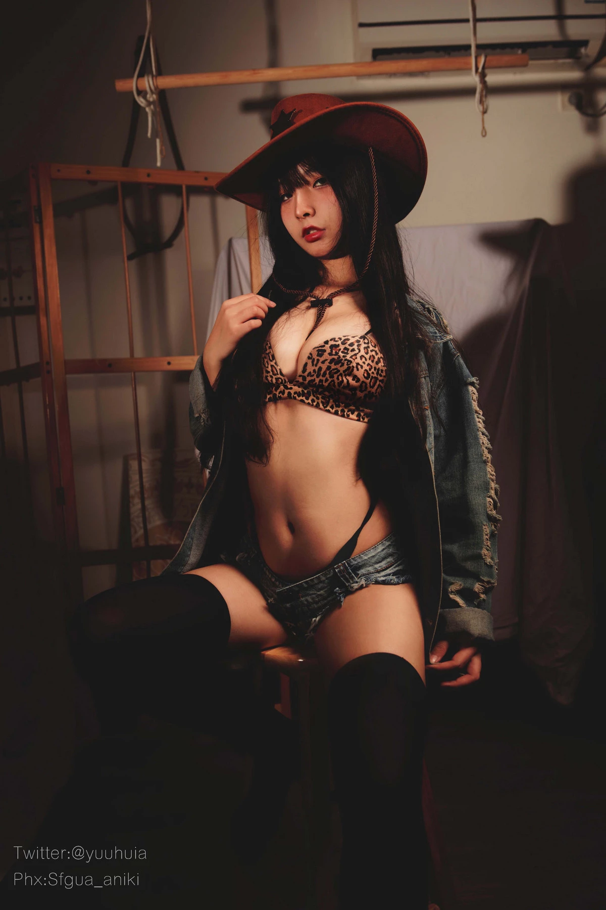 Xgyw.Org_网络美女yuuhui玉汇豹纹牛仔主题性感牛仔短裤露豹纹内衣配黑丝袜秀完美身材诱惑写真25P
