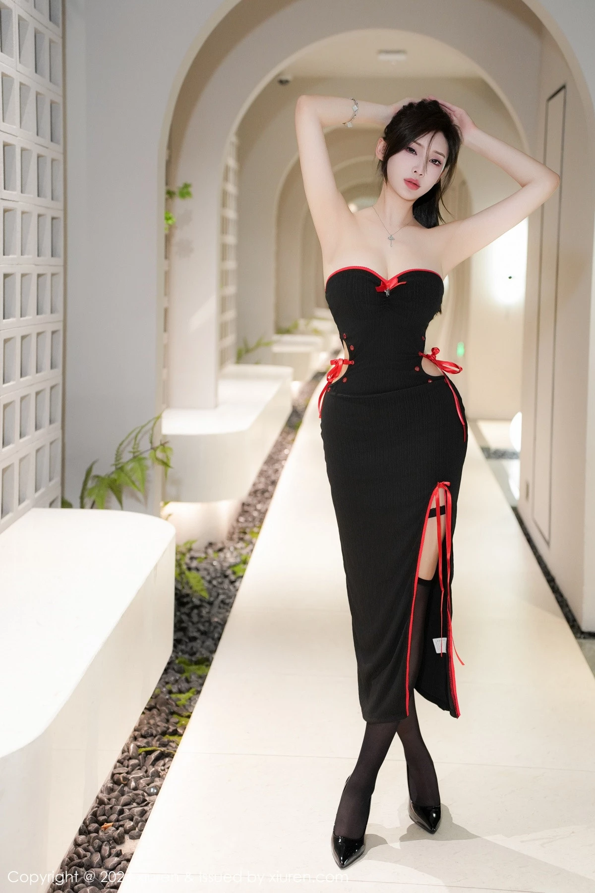 Xgyw.Org_XiuRen第9220期_女神Carol周妍希X性感黑色Coplay服饰配黑丝吊袜秀美腿诱惑写真59P