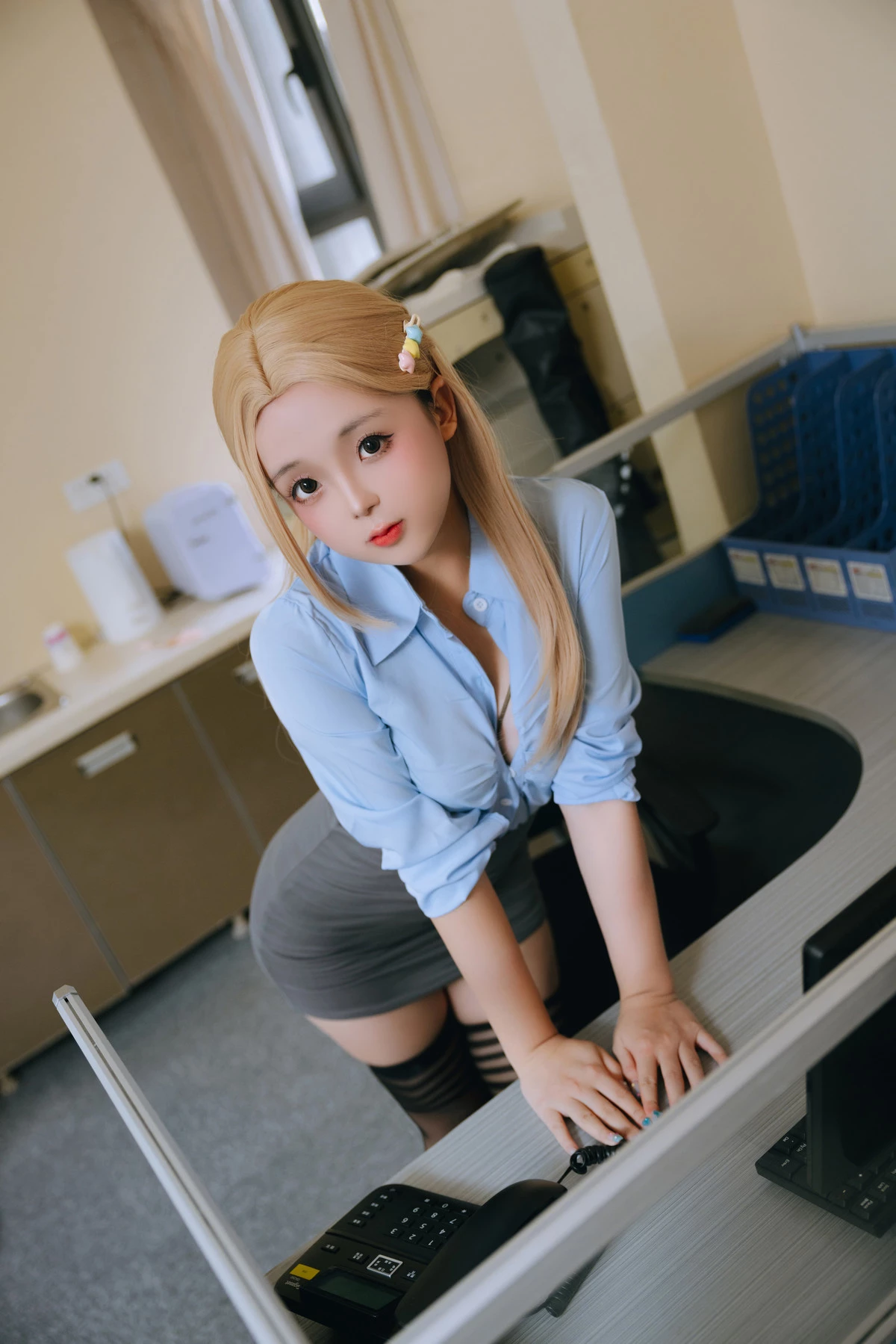 Xgyw.Org_Cosplay美女日奈娇办公室主题性感蓝色衬衫配灰短裙露蕾丝内衣秀翘臀美腿诱惑写真130P