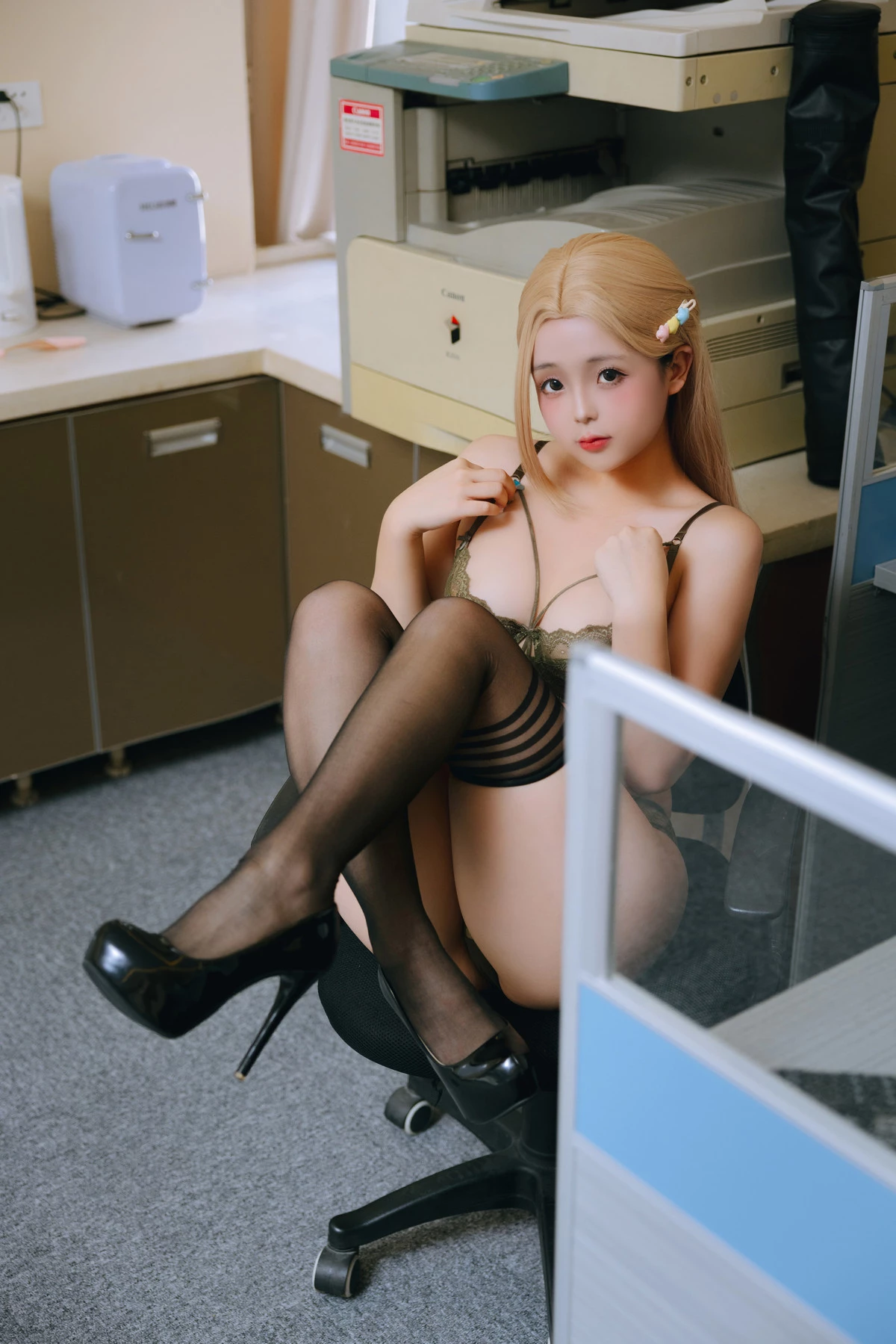Xgyw.Org_Cosplay美女日奈娇办公室主题性感蓝色衬衫配灰短裙露蕾丝内衣秀翘臀美腿诱惑写真130P