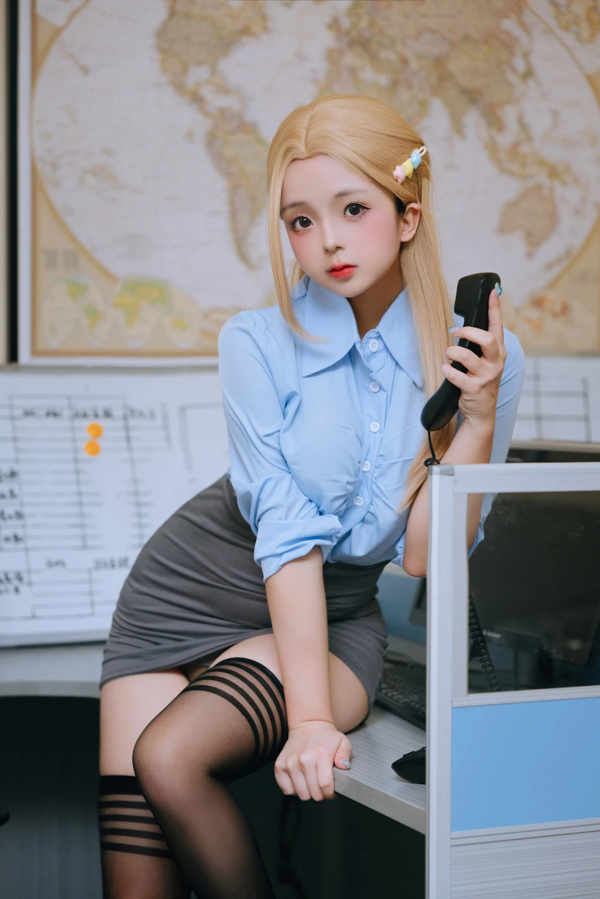 Xgyw.Org_Cosplay美女日奈娇办公室主题性感蓝色衬衫配灰短裙露蕾丝内衣秀翘臀美腿诱惑写真130P