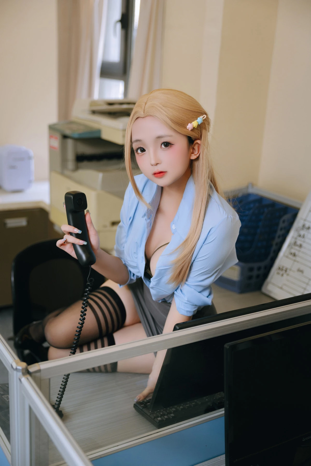 Xgyw.Org_Cosplay美女日奈娇办公室主题性感蓝色衬衫配灰短裙露蕾丝内衣秀翘臀美腿诱惑写真130P