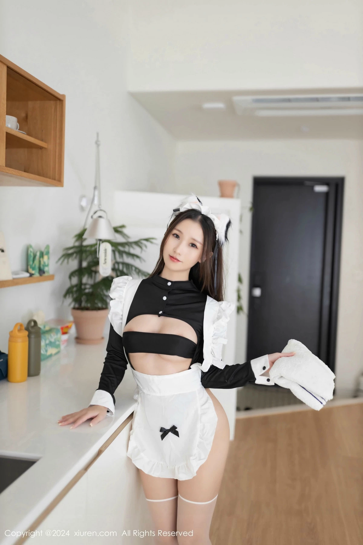 Xgyw.Org_XiuRen第9369期_模特杏子Yada性感黑色女仆服饰配白色丝袜秀曼妙身姿诱惑写真79P