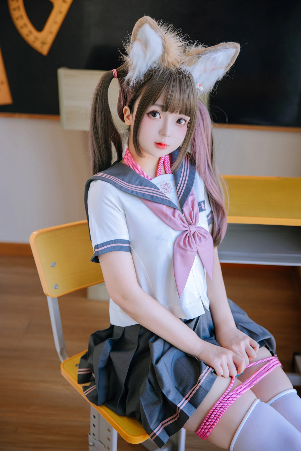 Xgyw.Org_Cosplay美女日奈娇课桌捆绑主题性感白色内衣配白丝袜粉色绳艺捆绑秀惹火身材诱惑写真150P