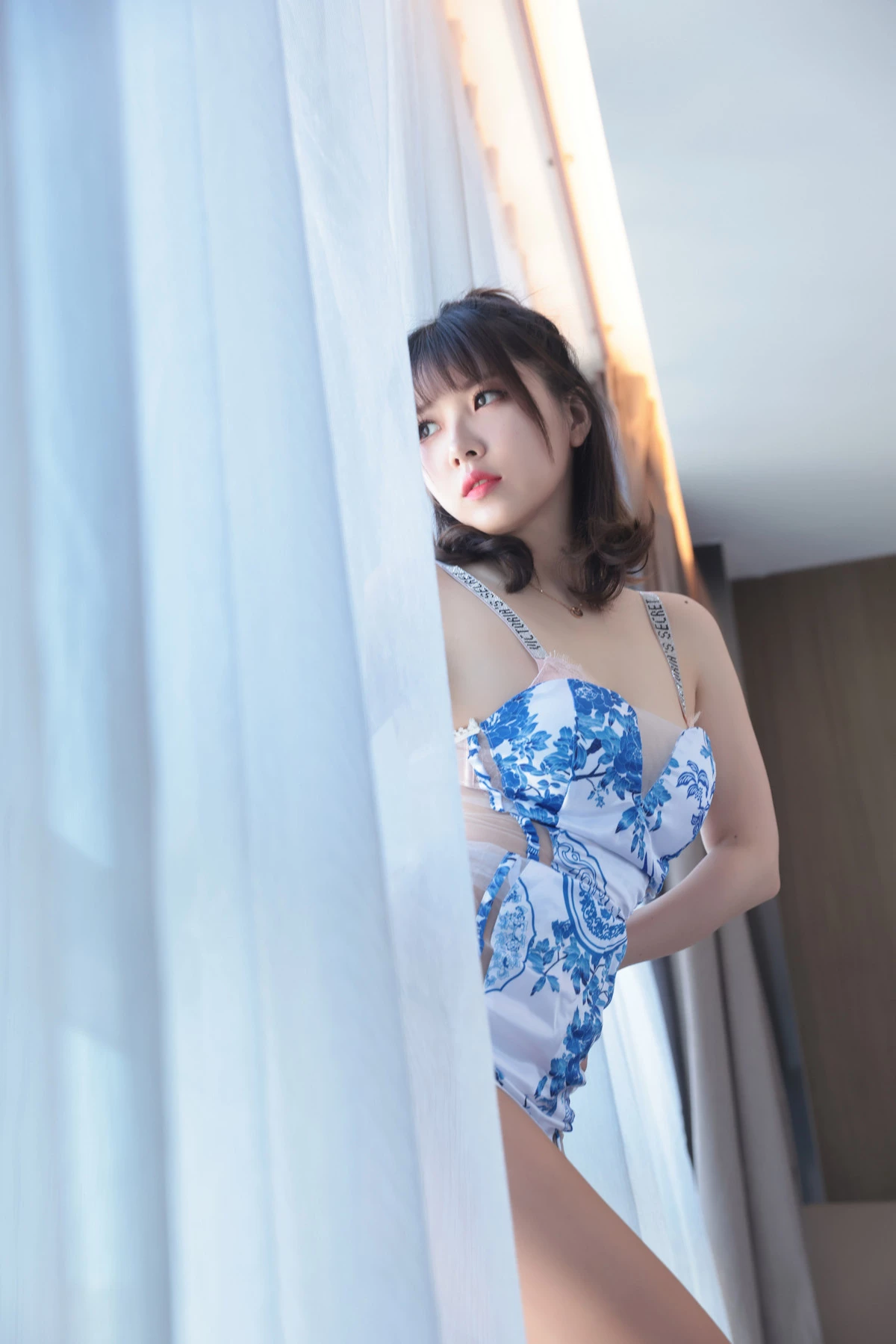 Xgyw.Org_斗鱼主播小女巫露娜青花瓷旗袍主题私房性感半透明旗袍配凉高跟秀翘臀美腿诱惑写真127P