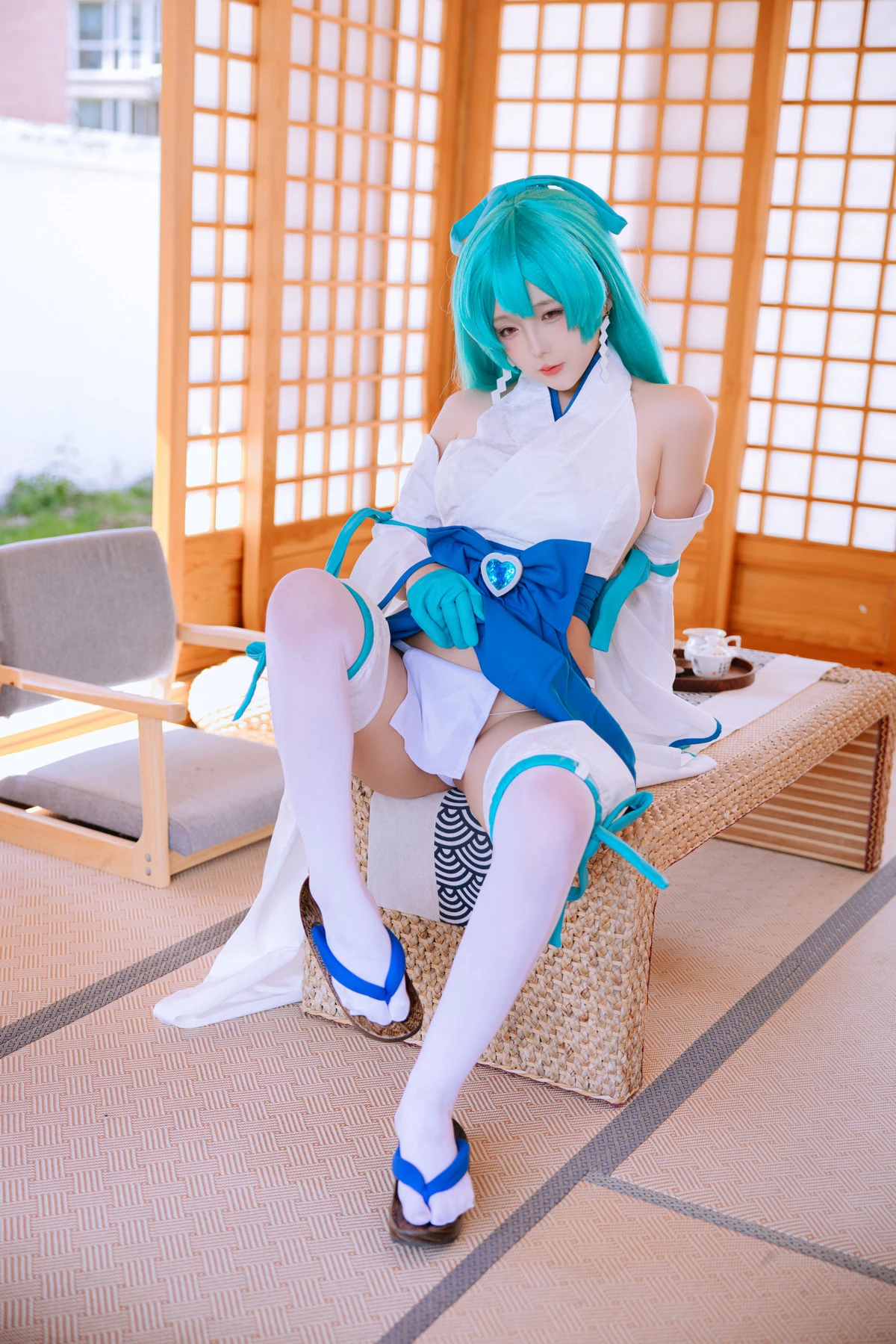 Xgyw.Org_Cosplay美女日奈娇水神小夜主题性感日系服饰露白色内衣配白丝袜秀惹火身材诱惑写真85P