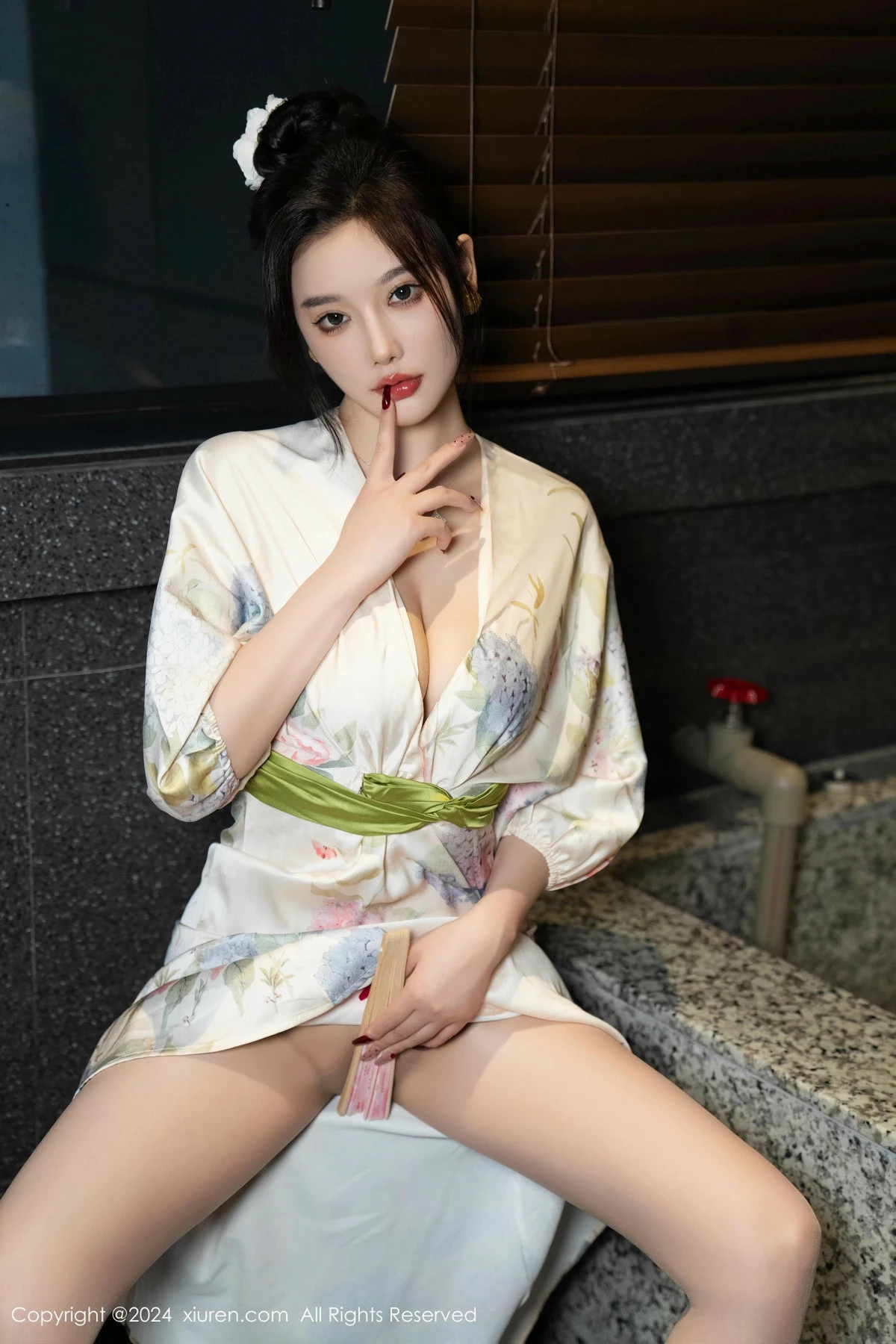 Xgyw.Org_XiuRen第9470期_女神杨晨晨Yome白色连衣裙+红色蕾丝情趣内衣秀丰腴身材诱惑写真99P