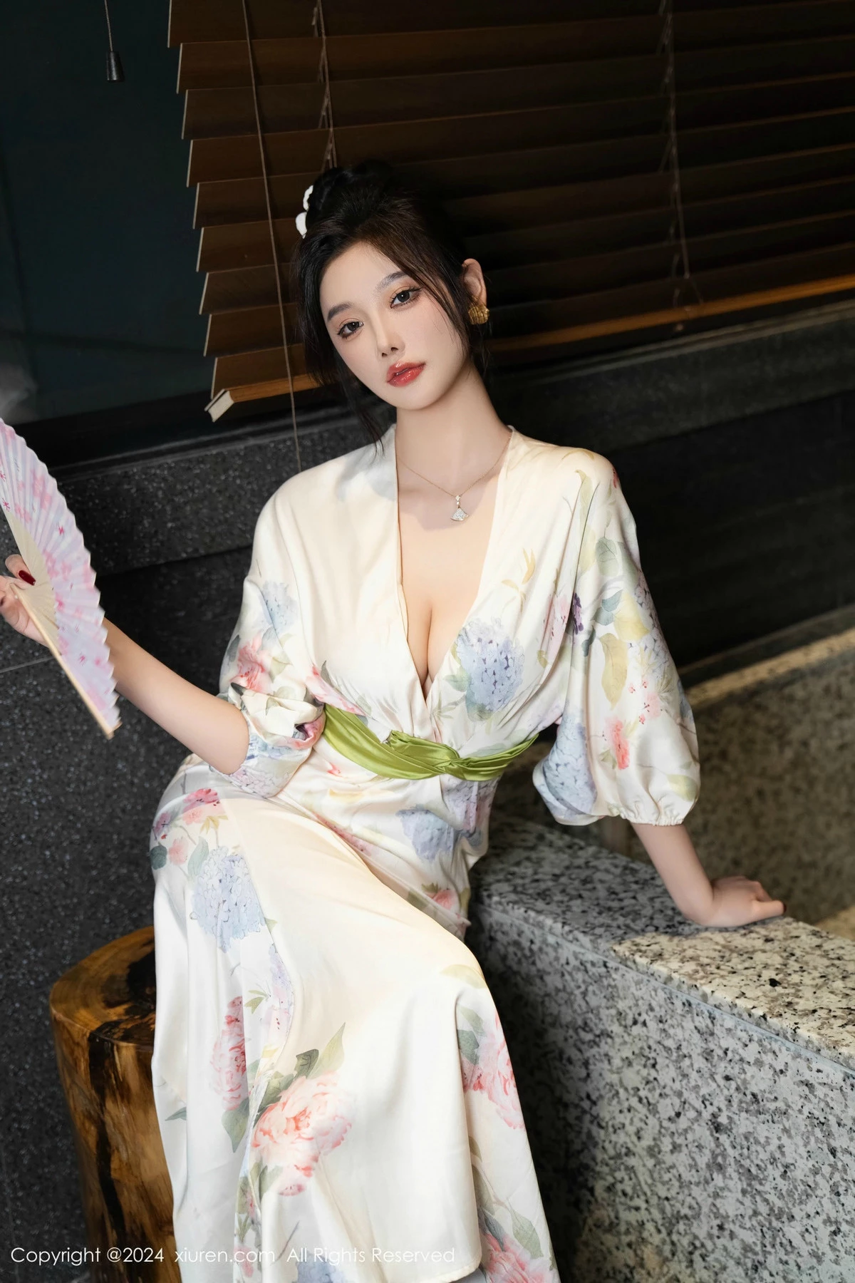 Xgyw.Org_XiuRen第9470期_女神杨晨晨Yome白色连衣裙+红色蕾丝情趣内衣秀丰腴身材诱惑写真99P