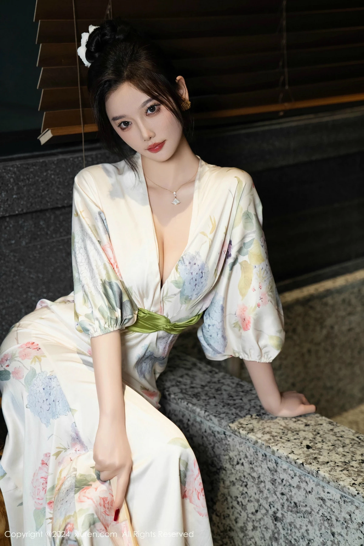 Xgyw.Org_XiuRen第9470期_女神杨晨晨Yome白色连衣裙+红色蕾丝情趣内衣秀丰腴身材诱惑写真99P