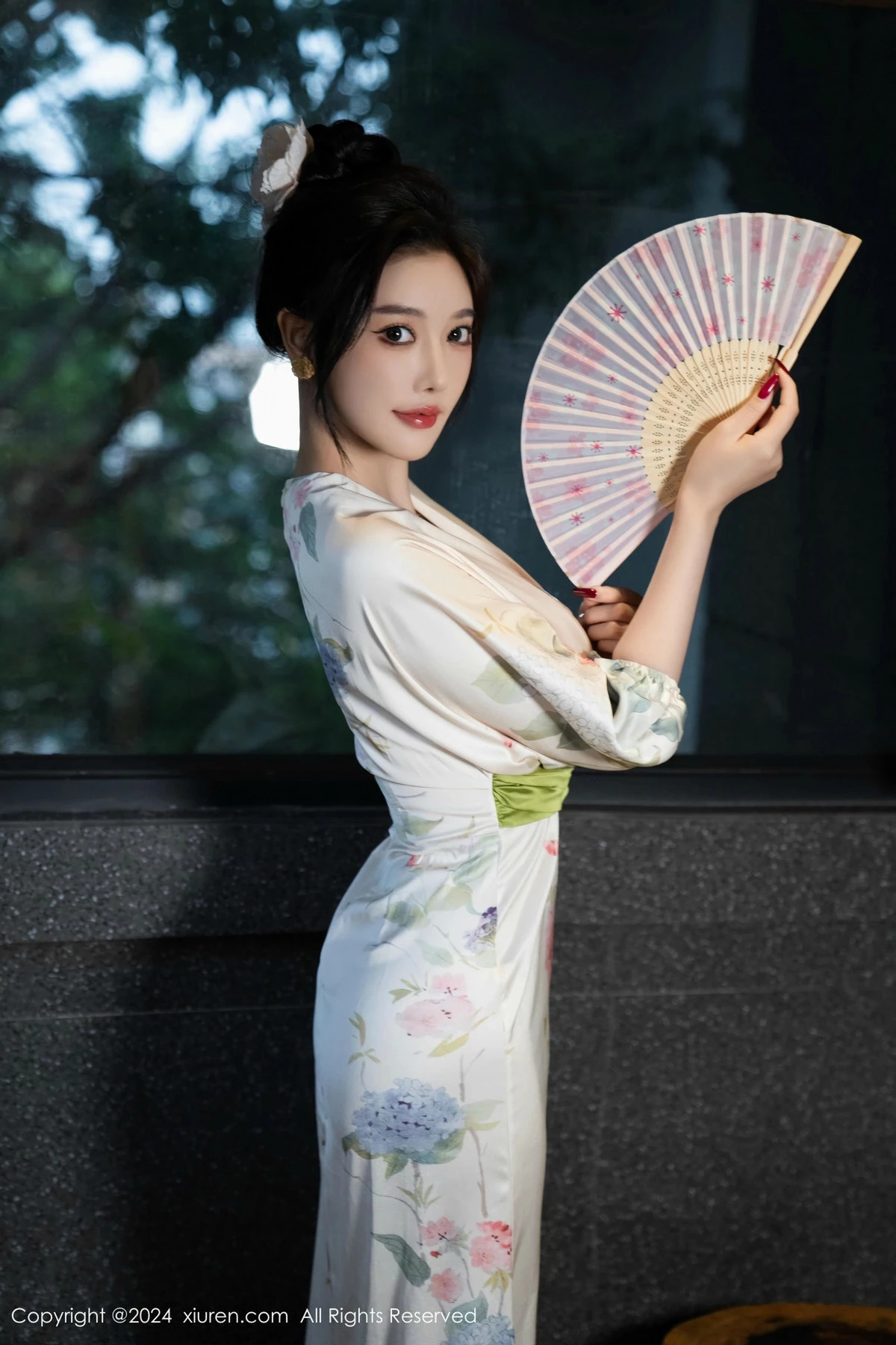 Xgyw.Org_XiuRen第9470期_女神杨晨晨Yome白色连衣裙+红色蕾丝情趣内衣秀丰腴身材诱惑写真99P