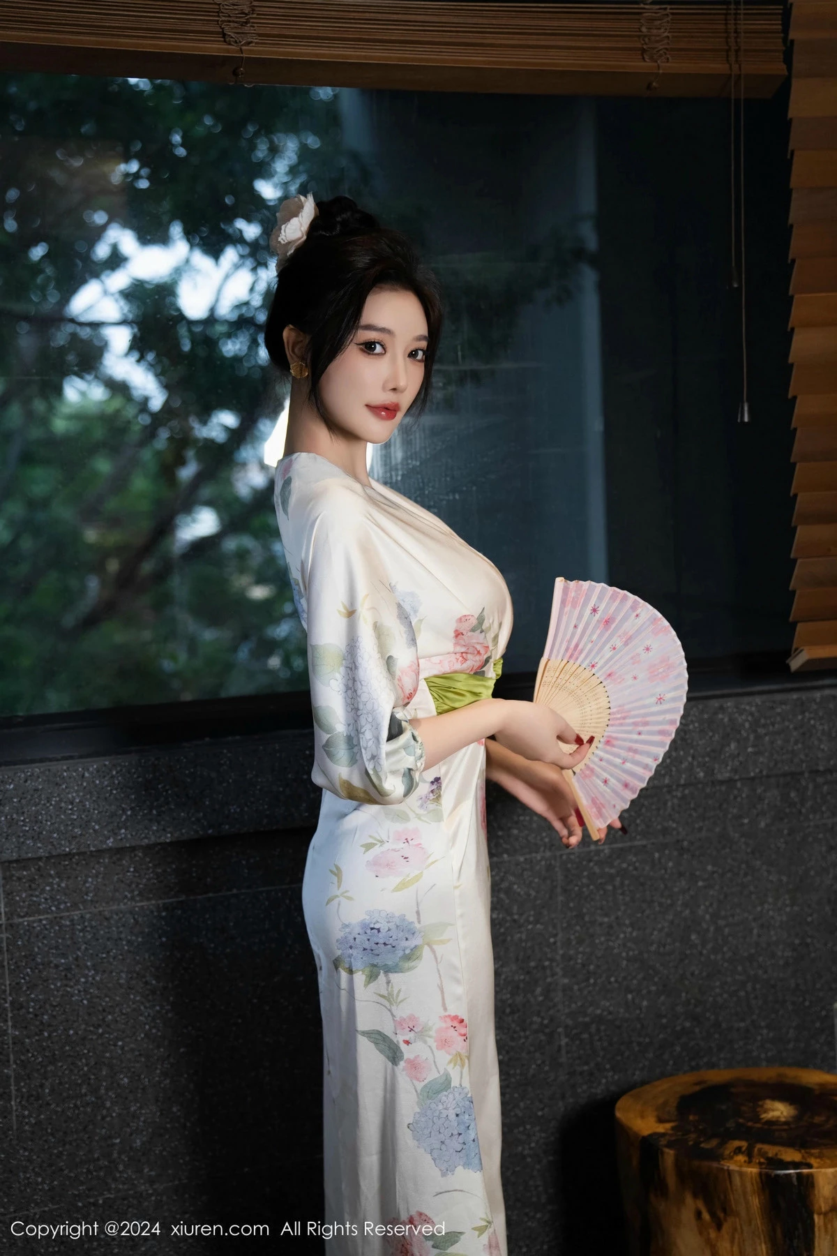 Xgyw.Org_XiuRen第9470期_女神杨晨晨Yome白色连衣裙+红色蕾丝情趣内衣秀丰腴身材诱惑写真99P