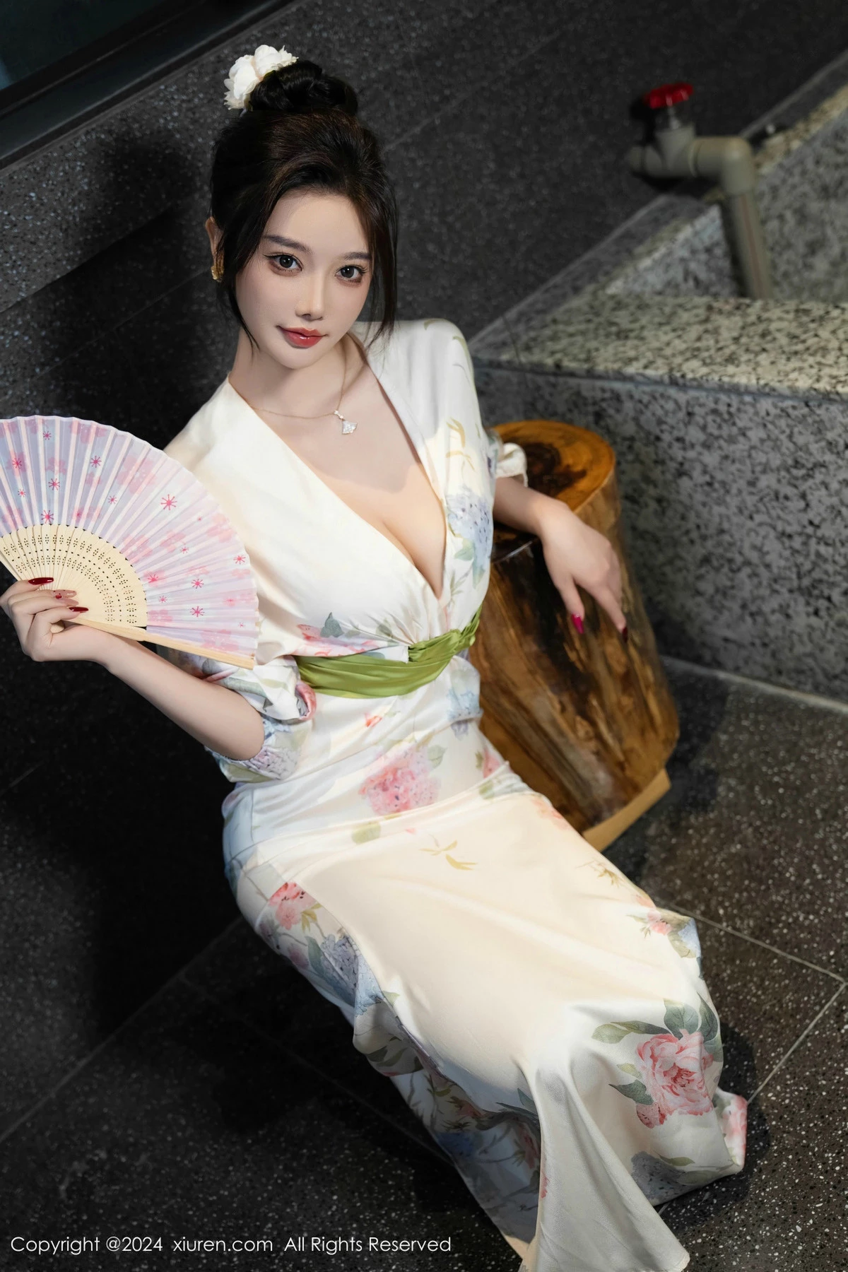 Xgyw.Org_XiuRen第9470期_女神杨晨晨Yome白色连衣裙+红色蕾丝情趣内衣秀丰腴身材诱惑写真99P