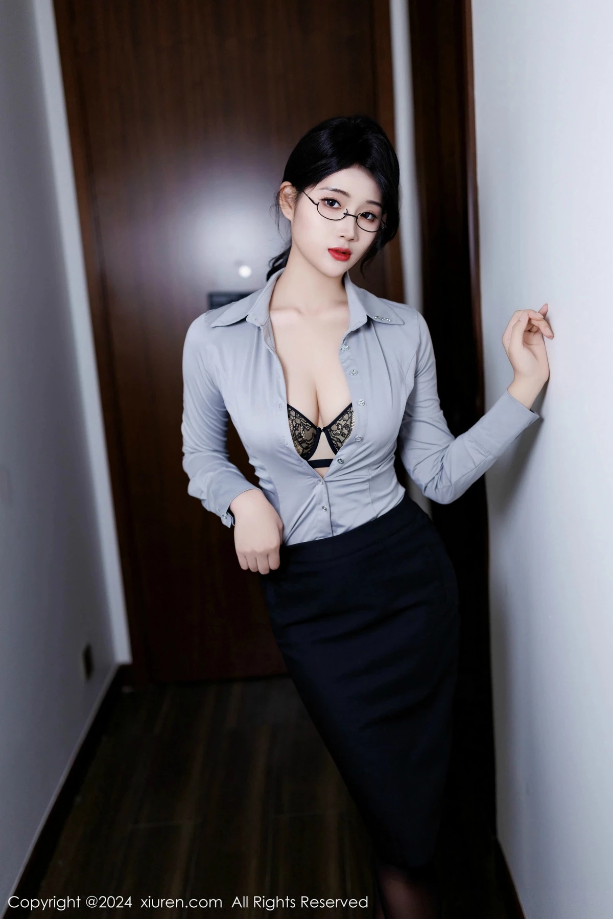 Xgyw.Org_XiuRen第9567_新人模特南乔灰色OL服饰露性感内衣配黑丝吊袜秀美腿诱惑写真90P