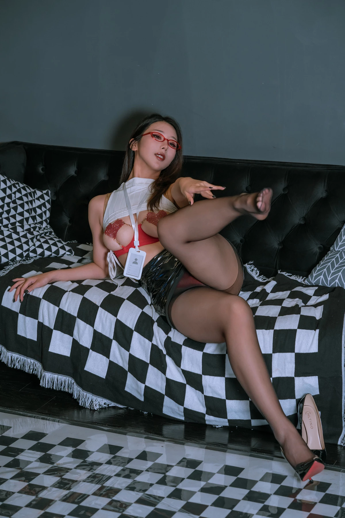 Xgyw.Org_Coser美女云溪溪奶桃麻辣OL主题性感白T套装露红色情趣内衣配超薄黑丝秀美腿诱惑写真130P