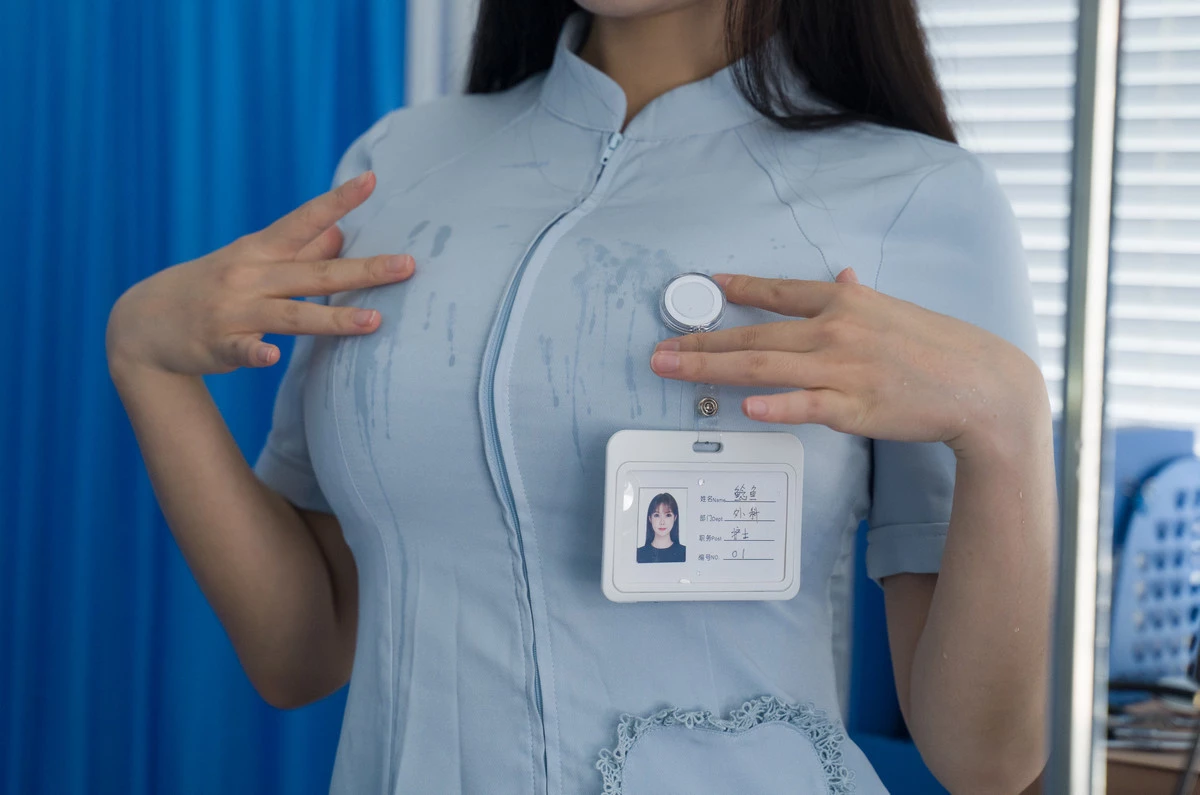 Xgyw.Org_动漫博主亚马逊鲶鱼新人看护师主题性感蓝色护士服配白丝吊袜半脱秀火辣身材诱惑写真100P