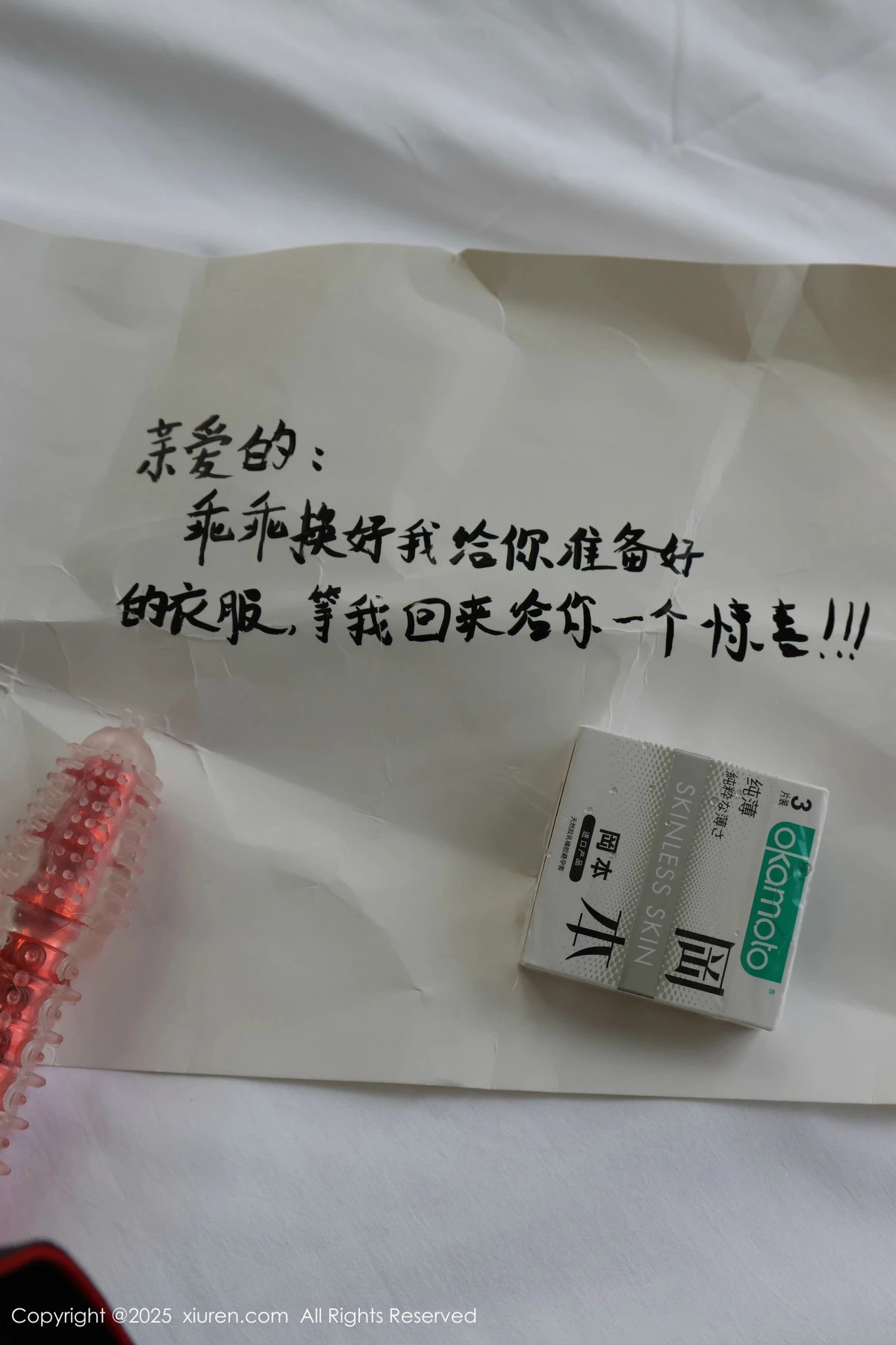 Xgyw.Org_XiuRen第9708期_模特小薯条nienie深色短裙配白色吊带露超薄黑丝秀美腿诱惑写真72P