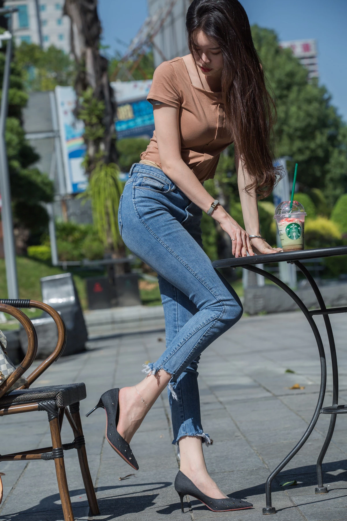 Xgyw.Org_网络美女Sia不吃鱼牛仔裤女孩主题户外短T配牛仔长裤露超薄肉丝秀美腿玉足性感写真140P