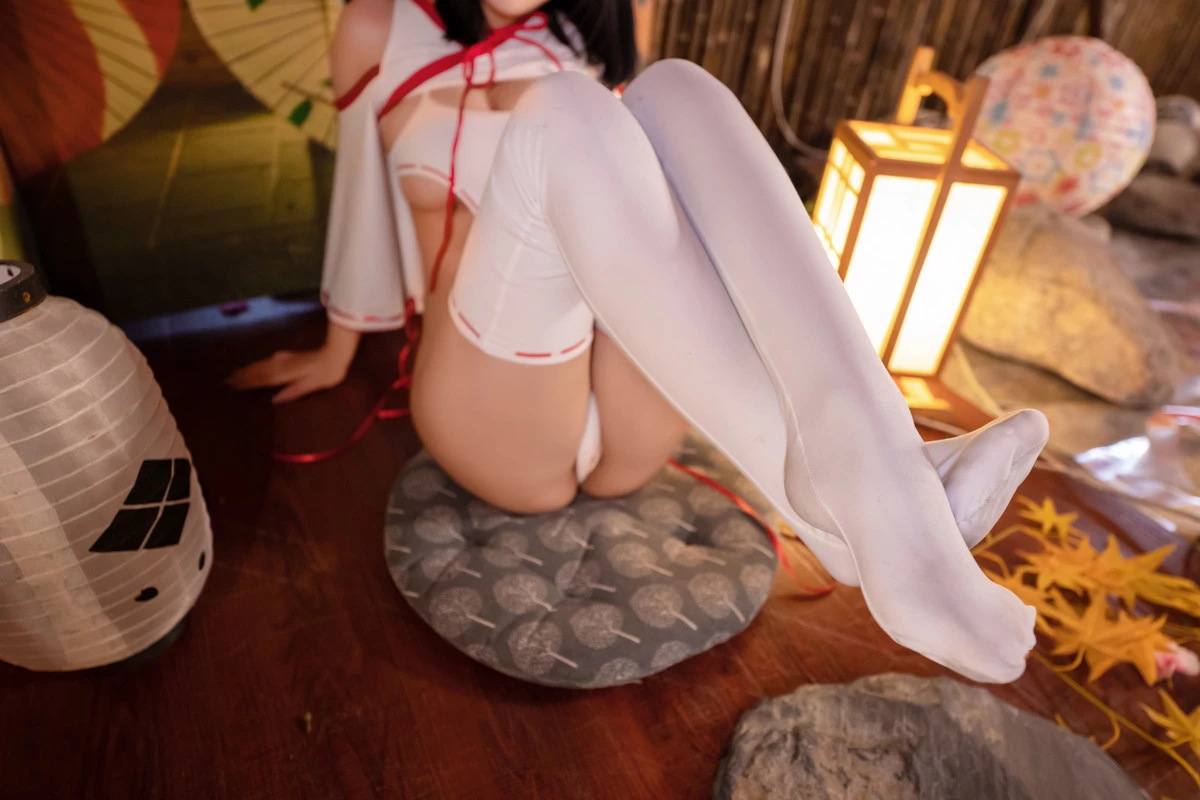 Xgyw.Org_二次元妹子抱走莫子aa神社巫女主题性感白色高叉连体衣配白丝袜秀完美身材诱惑写真48P