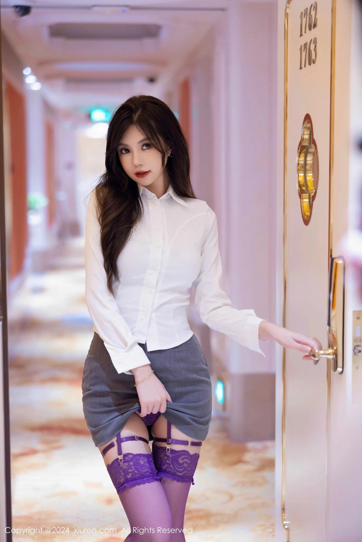Xgyw.Org_XiuRen第9631期_女神绮里嘉ula性感OL服饰露紫色蕾丝情趣内衣秀惹火身材诱惑写真97P