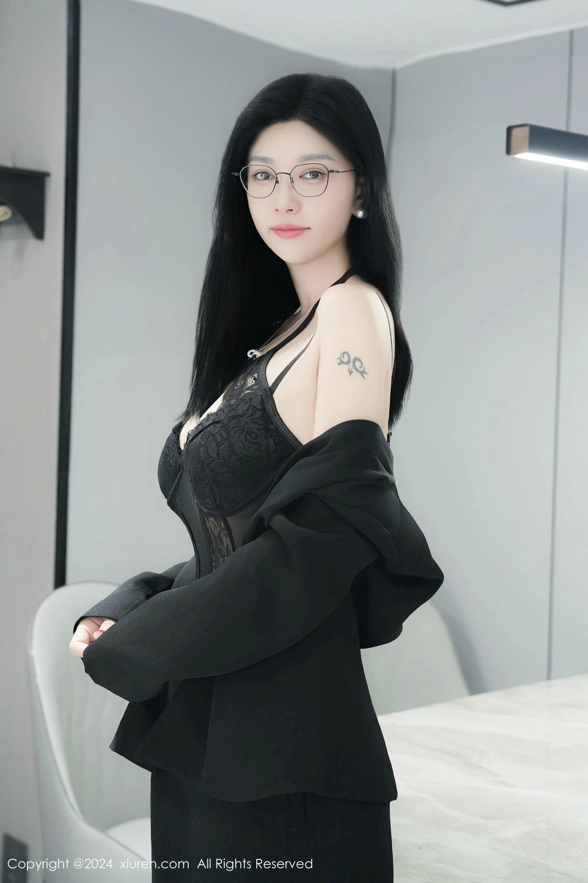 Xgyw.Org_XiuRen第9639期_模特雅茹老师性感黑色西服露黑色情趣内衣秀柔美身姿诱惑写真81P