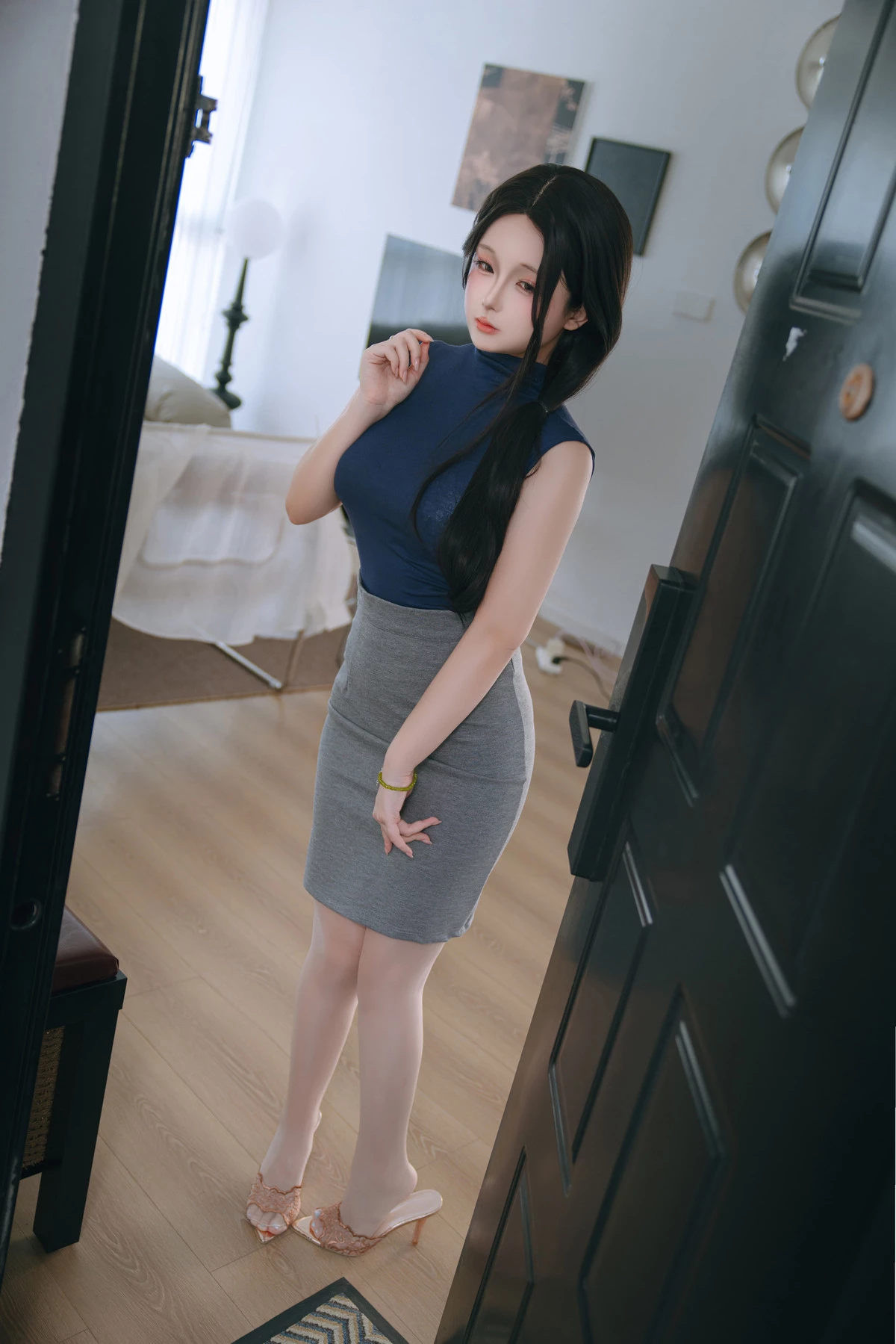Xgyw.Org_Cosplay美女日奈娇嫂子主题性感黑色带子情趣服饰+白色内衣秀丰腴身材撩人诱惑写真179P