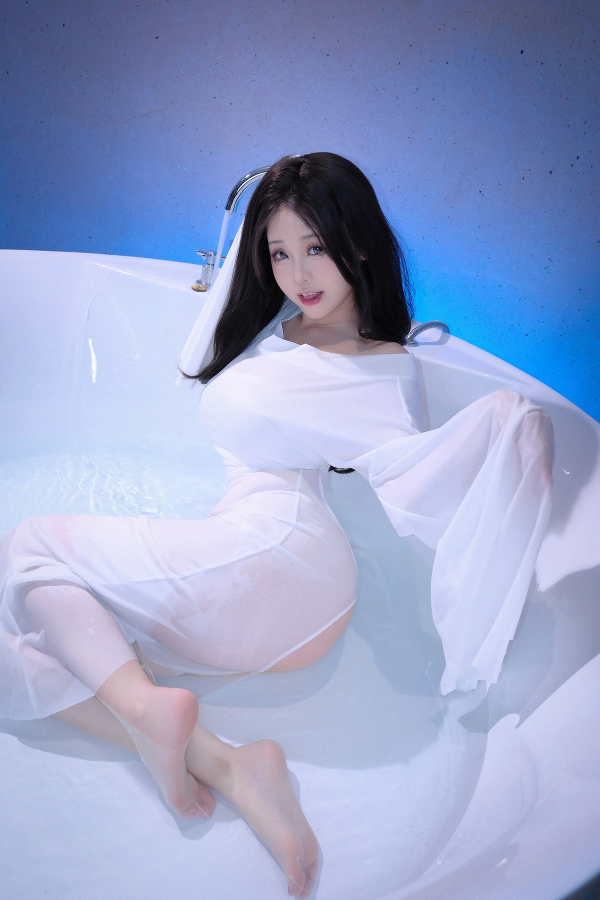 Xgyw.Org_网络美女miko酱ww幽灵主题私房浴室性感白色露背连衣裙配白丝吊袜秀凹凸身材诱惑写真43P