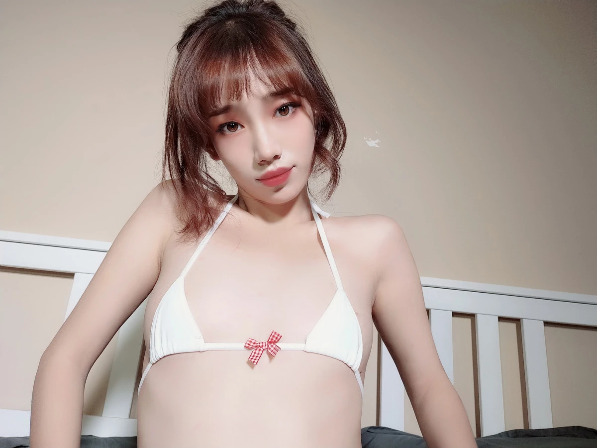Xgyw.Org_Coser美女沫夏小奶糕超小比基尼主题性感白色三点式内衣配白丝袜秀曼妙身姿诱惑写真175P