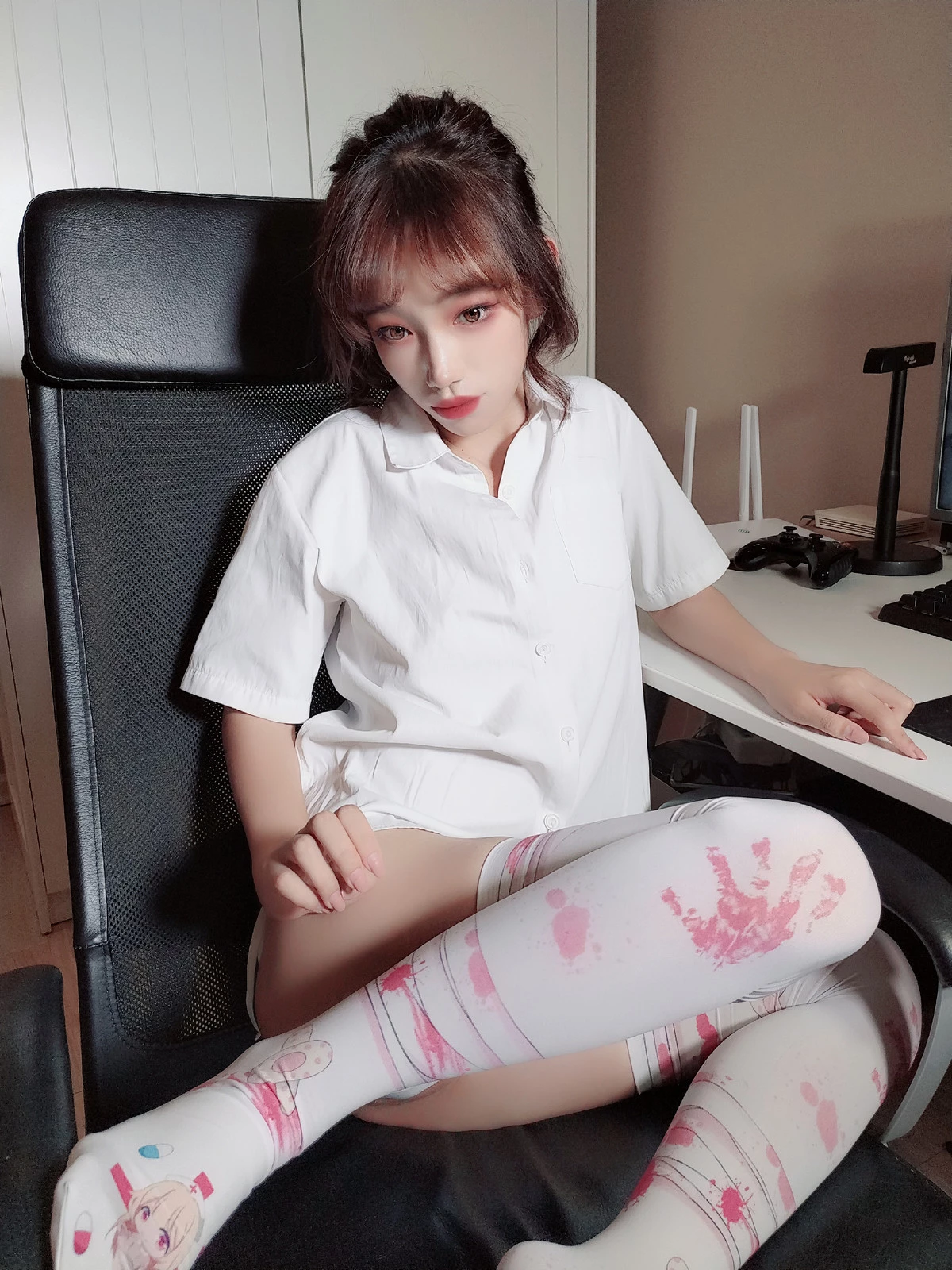 Xgyw.Org_Coser美女沫夏小奶糕超小比基尼主题性感白色三点式内衣配白丝袜秀曼妙身姿诱惑写真175P