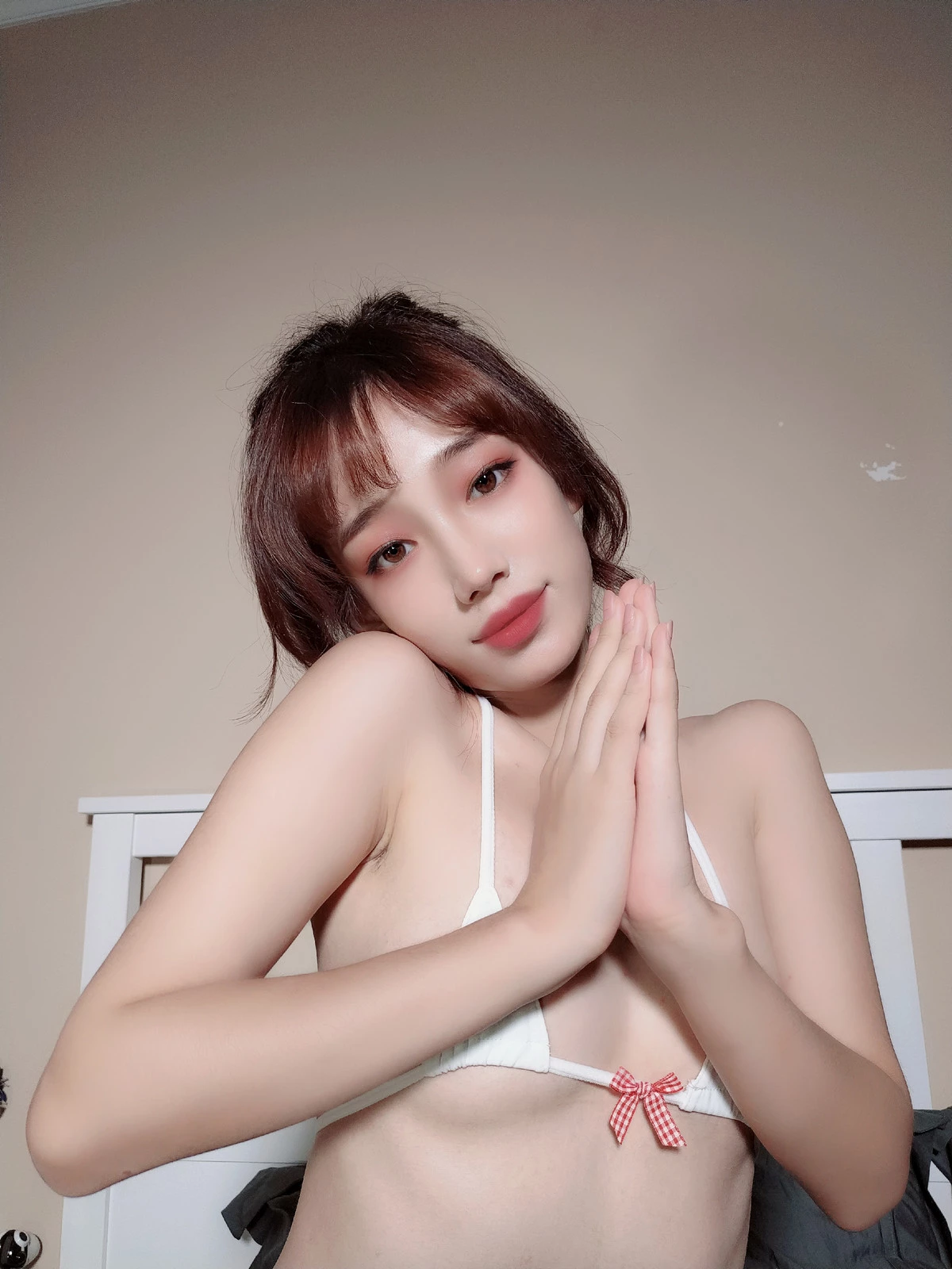 Xgyw.Org_Coser美女沫夏小奶糕超小比基尼主题性感白色三点式内衣配白丝袜秀曼妙身姿诱惑写真175P