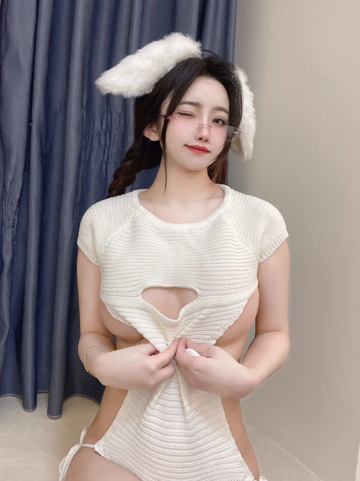 Xgyw.Org_白嫩美少女鬼畜瑶在不在w毛衣小兔子主题私房性感白色露背毛衣秀曼妙身姿迷人诱惑写真40P