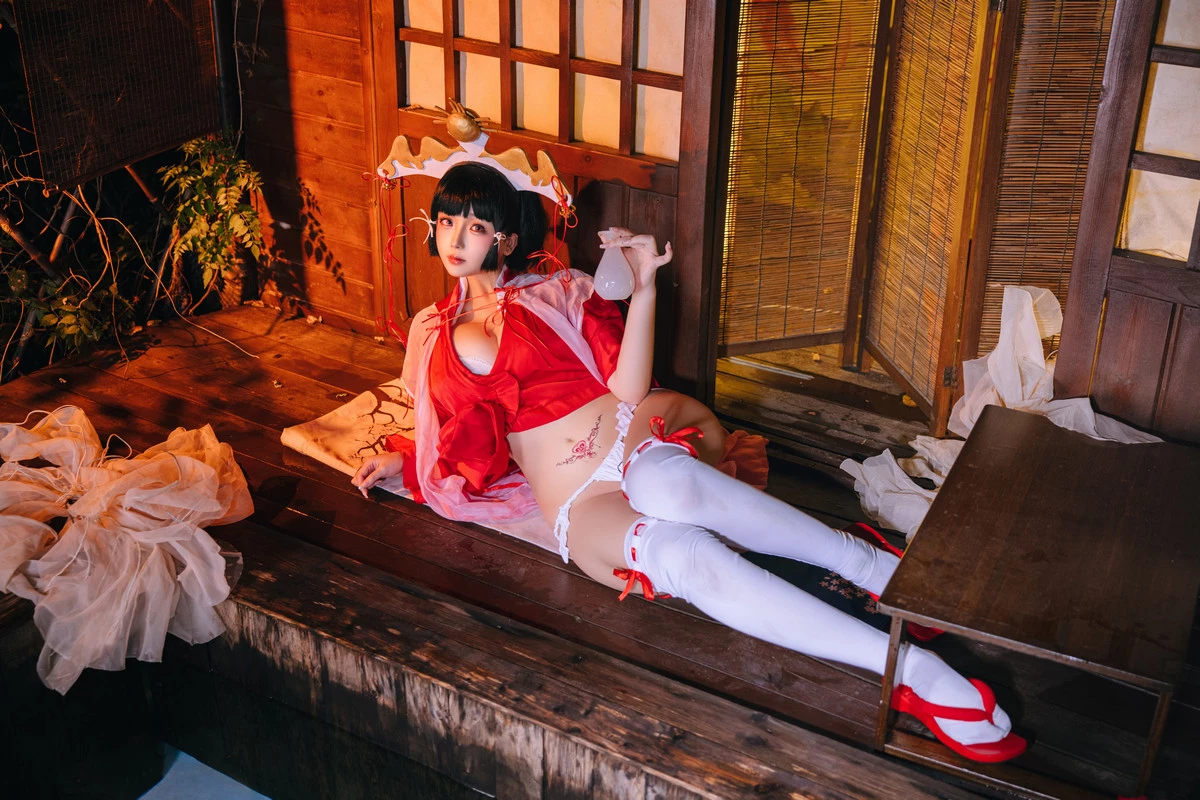 Xgyw.Org_Cosplay美女日奈娇辉夜巫女主题性感红色服饰露白色内衣配白丝袜秀完美身材诱惑写真100P