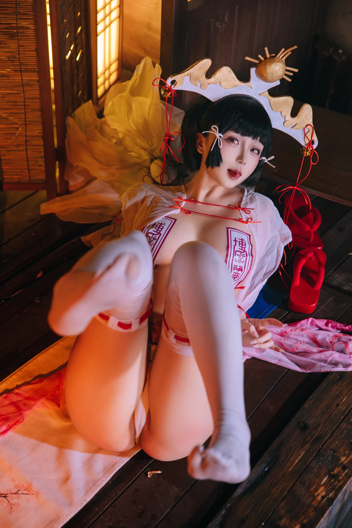 Xgyw.Org_Cosplay美女日奈娇辉夜巫女主题性感红色服饰露白色内衣配白丝袜秀完美身材诱惑写真100P